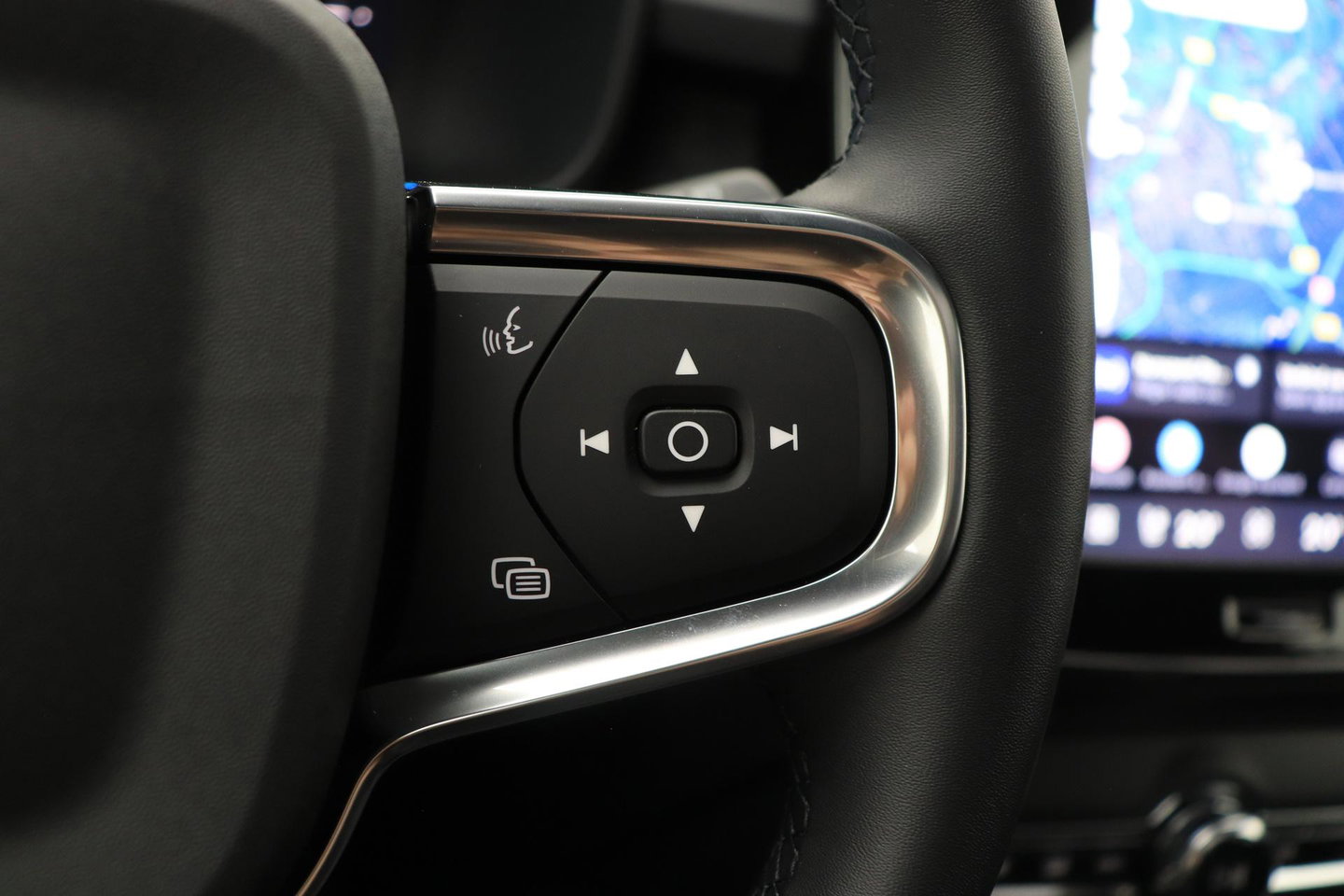Volvo EX40 Twin Motor Plus Black Edition 82 kWh | ACC | Panoramadak | 360° Camera | Harman/Kardon | Stoel+Stuurverwarming | 20 Inch