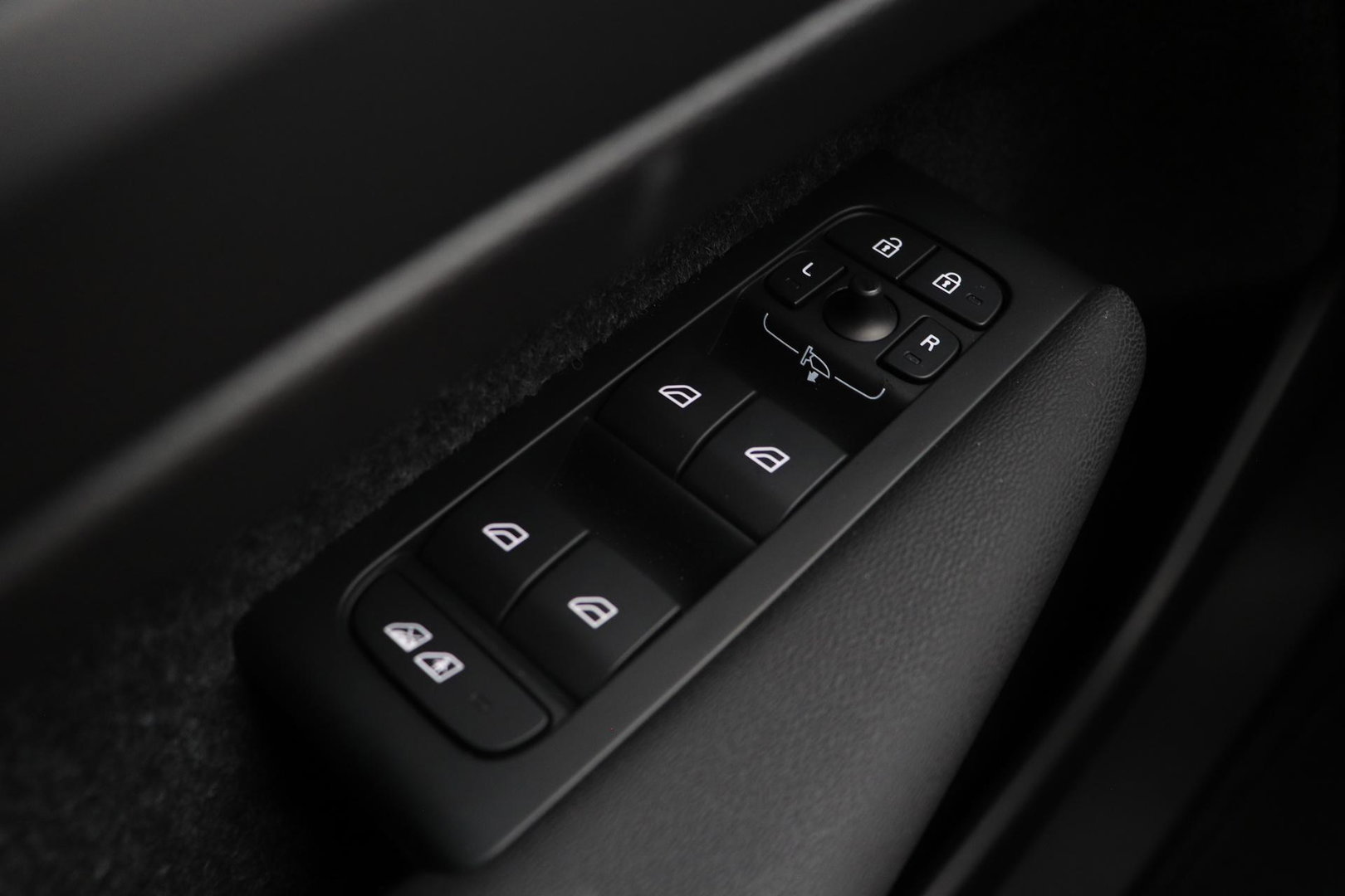 Volvo EX40 Twin Motor Plus Black Edition 82 kWh | ACC | Panoramadak | 360° Camera | Harman/Kardon | Stoel+Stuurverwarming | 20 Inch