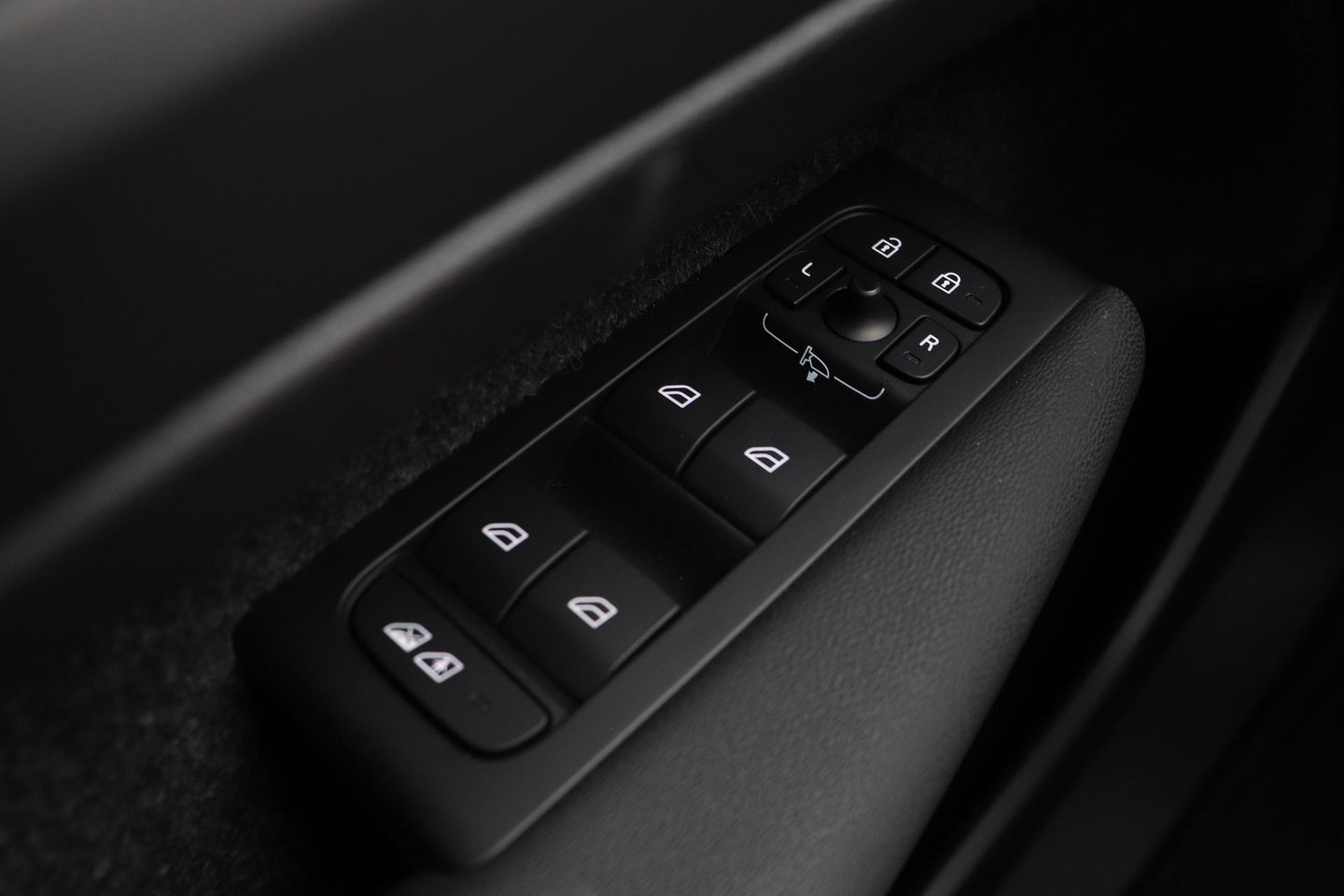 Volvo EX40 Twin Motor Plus Black Edition 82 kWh | ACC | Panoramadak | 360° Camera | Harman/Kardon | Stoel+Stuurverwarming | 20 Inch