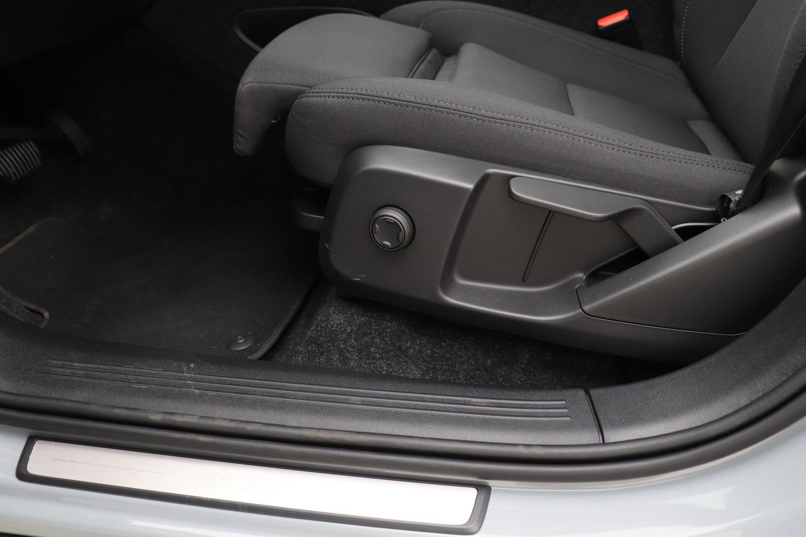 Volvo EX40 Twin Motor Plus Black Edition 82 kWh | ACC | Panoramadak | 360° Camera | Harman/Kardon | Stoel+Stuurverwarming | 20 Inch