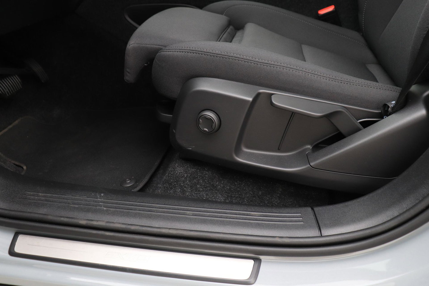 Volvo EX40 Twin Motor Plus Black Edition 82 kWh | ACC | Panoramadak | 360° Camera | Harman/Kardon | Stoel+Stuurverwarming | 20 Inch