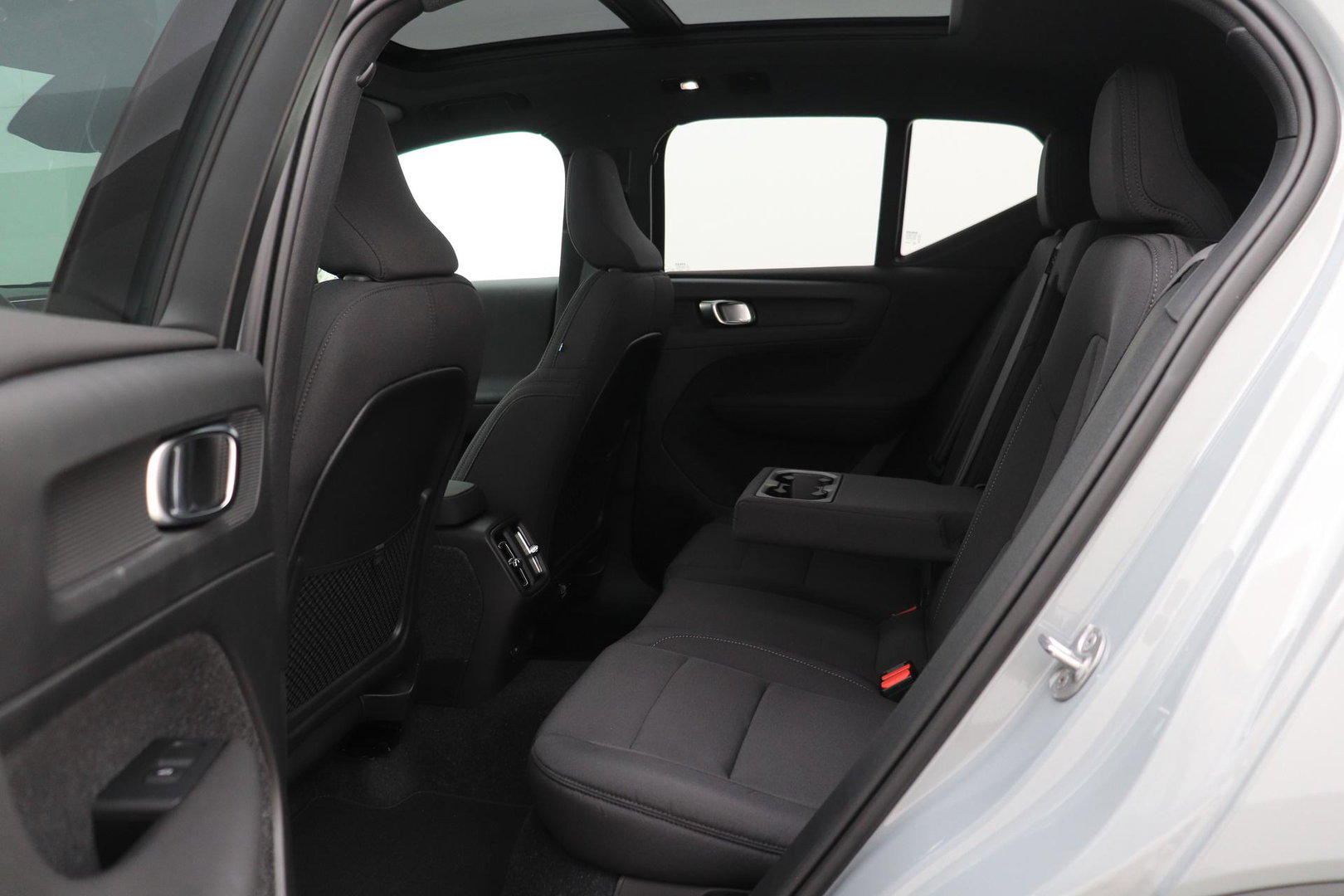 Volvo EX40 Twin Motor Plus Black Edition 82 kWh | ACC | Panoramadak | 360° Camera | Harman/Kardon | Stoel+Stuurverwarming | 20 Inch
