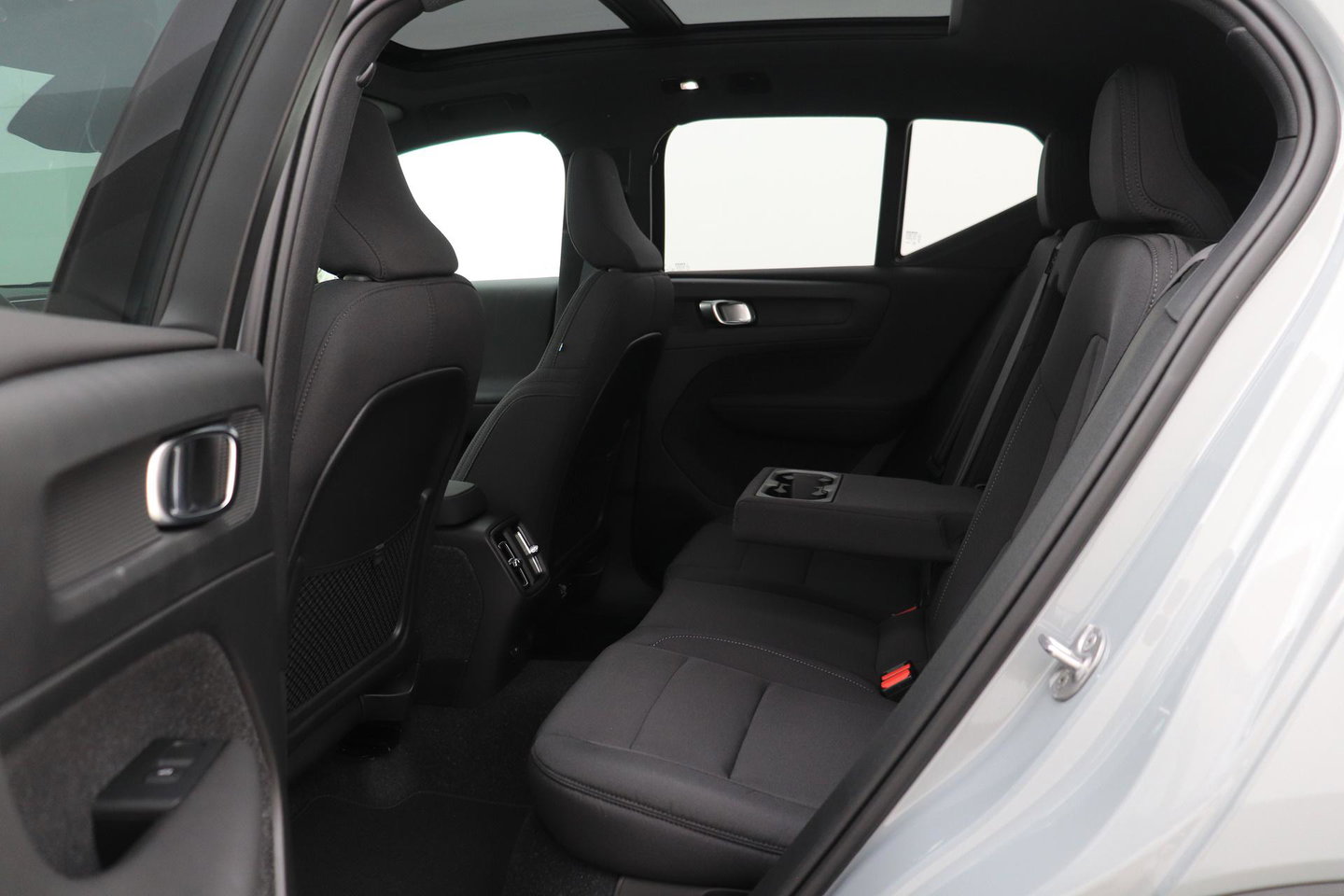Volvo EX40 Twin Motor Plus Black Edition 82 kWh | ACC | Panoramadak | 360° Camera | Harman/Kardon | Stoel+Stuurverwarming | 20 Inch