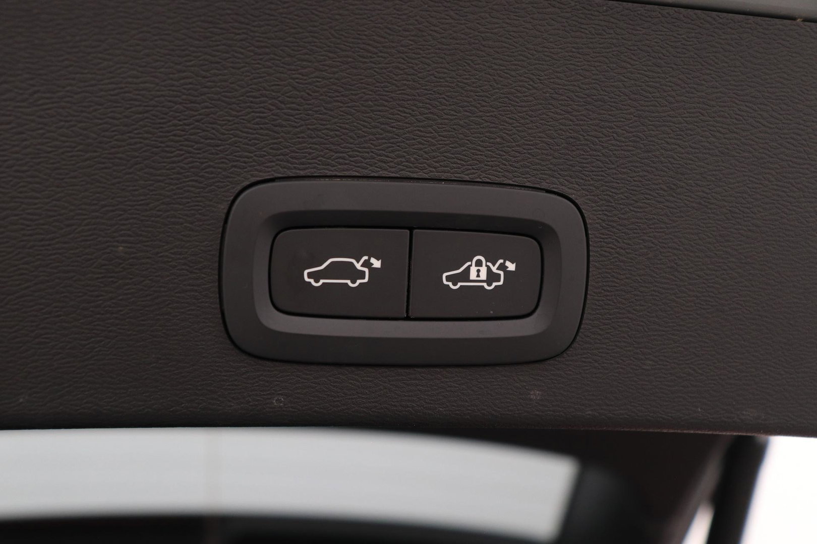 Volvo EX40 Twin Motor Plus Black Edition 82 kWh | ACC | Panoramadak | 360° Camera | Harman/Kardon | Stoel+Stuurverwarming | 20 Inch