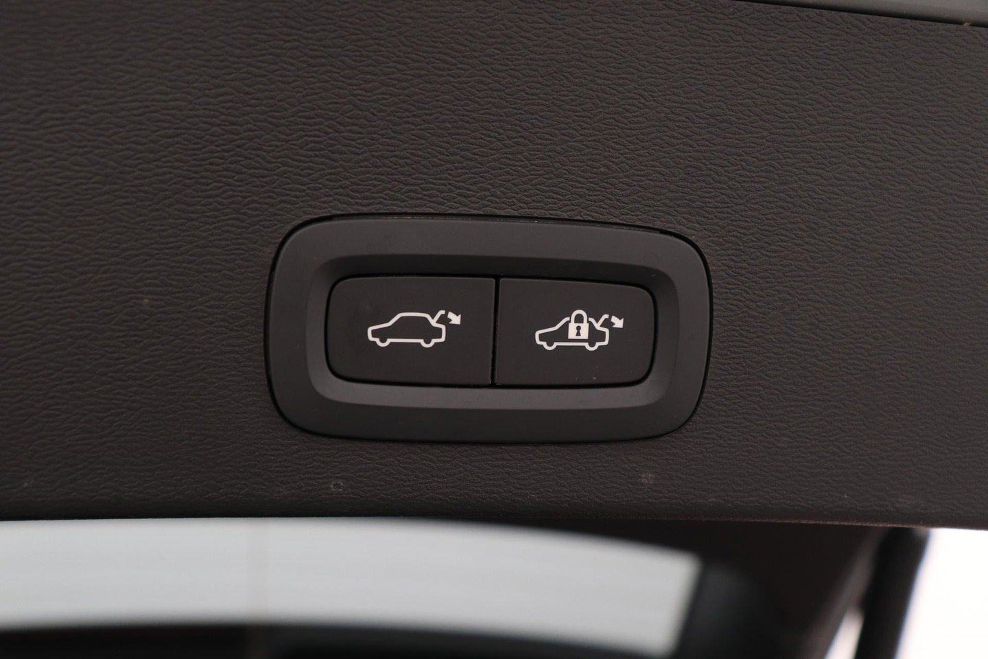 Volvo EX40 Twin Motor Plus Black Edition 82 kWh | ACC | Panoramadak | 360° Camera | Harman/Kardon | Stoel+Stuurverwarming | 20 Inch