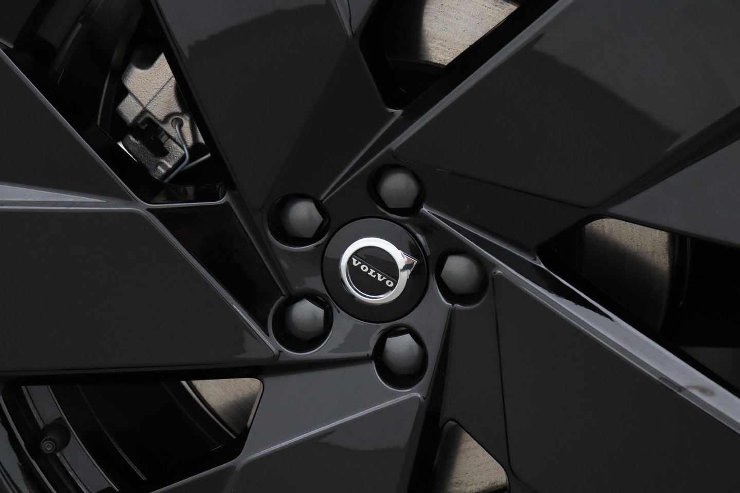 Volvo EX40 Twin Motor Plus Black Edition 82 kWh | ACC | Panoramadak | 360° Camera | Harman/Kardon | Stoel+Stuurverwarming | 20 Inch