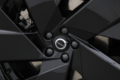 Volvo EX40 Twin Motor Plus Black Edition 82 kWh | ACC | Panoramadak | 360° Camera | Harman/Kardon | Stoel+Stuurverwarming | 20 Inch