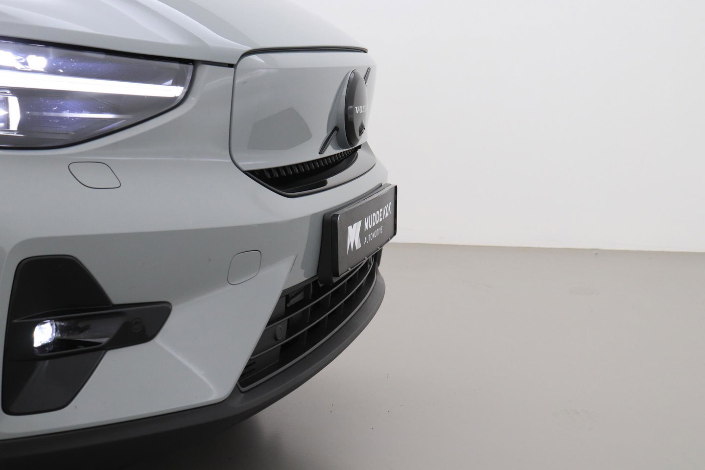 Volvo EX40 Twin Motor Plus Black Edition 82 kWh | ACC | Panoramadak | 360° Camera | Harman/Kardon | Stoel+Stuurverwarming | 20 Inch