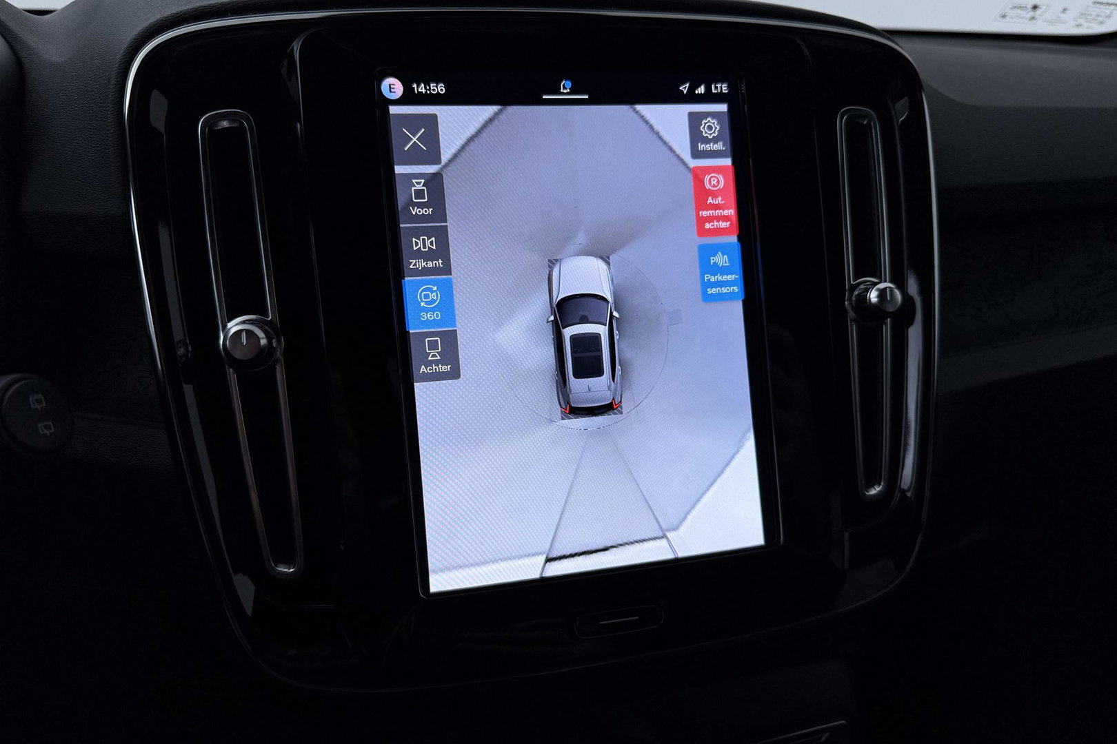 Volvo EX40 Twin Motor Plus Black Edition 82 kWh | 409 PK! | AWD | 360° Camera | Harman/Kardon | Stoel+Stuurverwarming | ACC