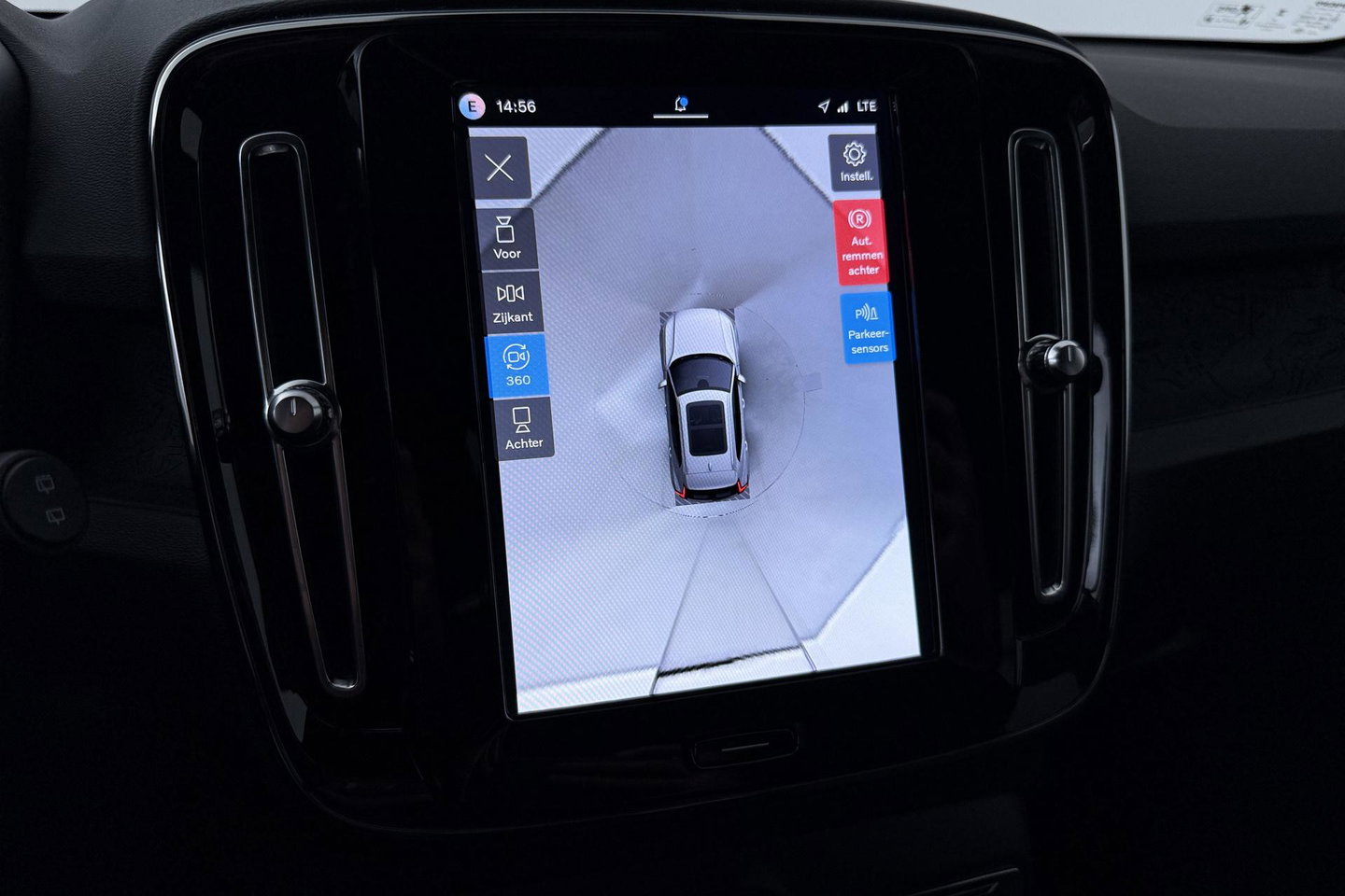 Volvo EX40 Twin Motor Plus Black Edition 82 kWh | 409 PK! | AWD | 360° Camera | Harman/Kardon | Stoel+Stuurverwarming | ACC