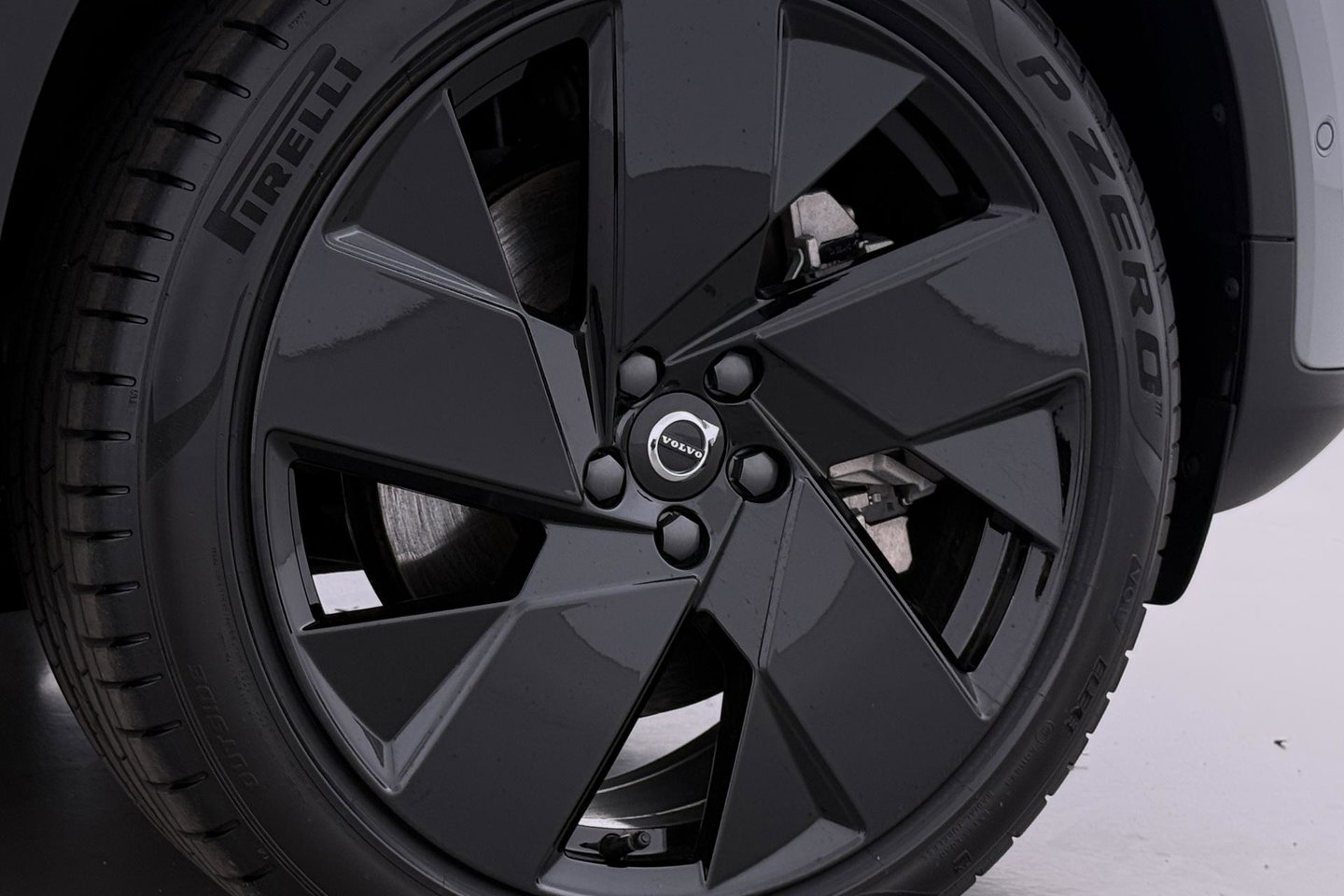 Volvo EX40 Twin Motor Plus Black Edition 82 kWh | 409 PK! | AWD | 360° Camera | Harman/Kardon | Stoel+Stuurverwarming | ACC