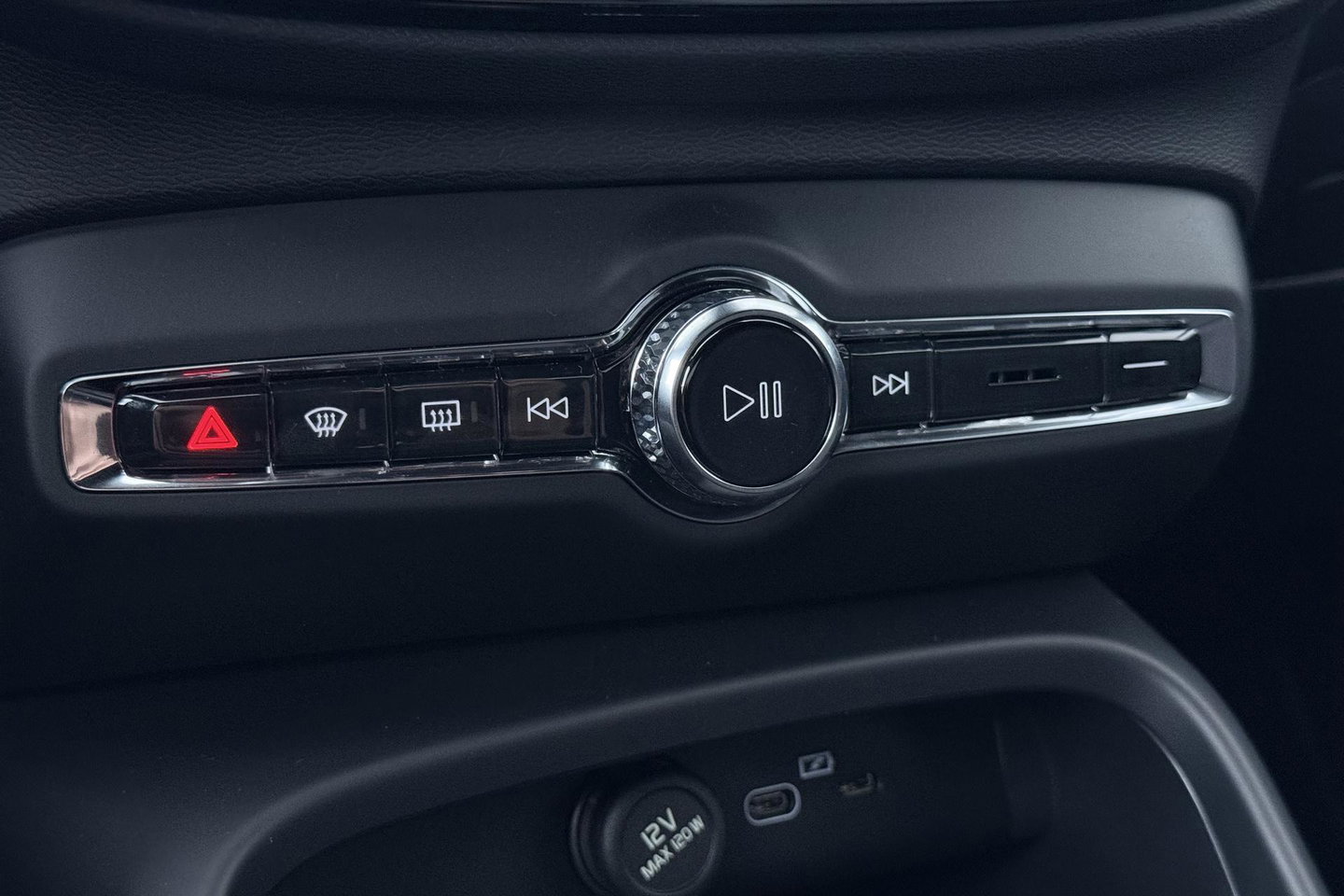 Volvo EX40 Twin Motor Plus Black Edition 82 kWh | 409 PK! | AWD | 360° Camera | Harman/Kardon | Stoel+Stuurverwarming | ACC