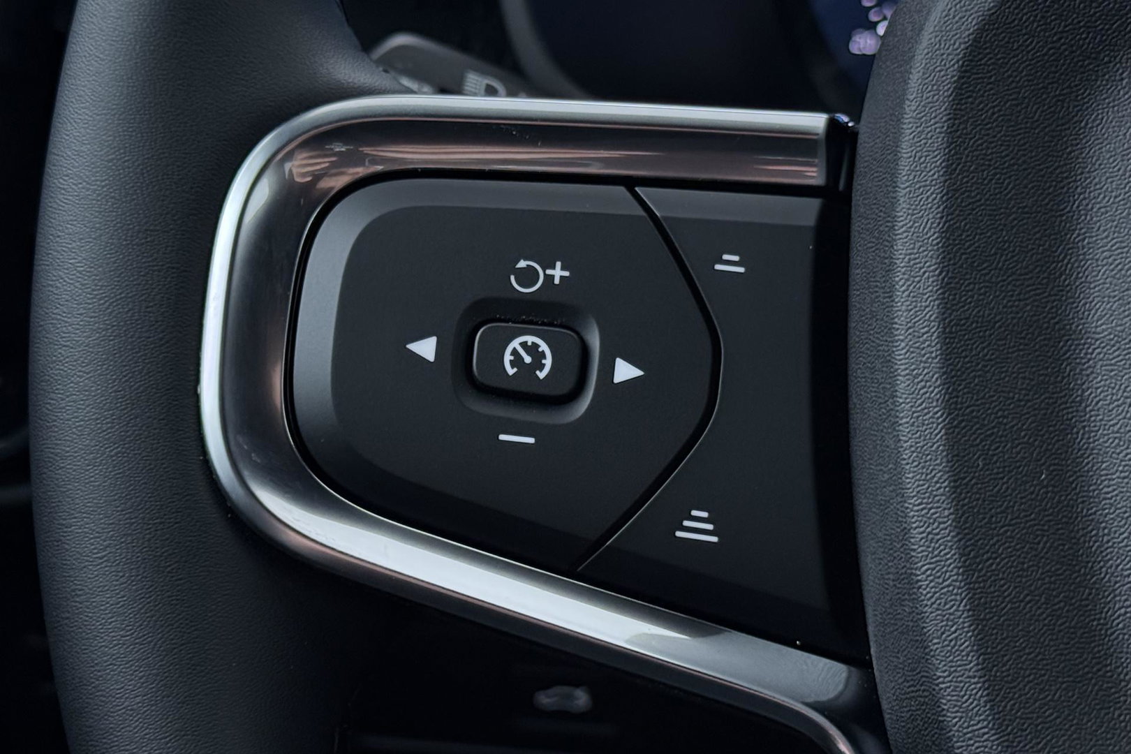 Volvo EX40 Twin Motor Plus Black Edition 82 kWh | 409 PK! | AWD | 360° Camera | Harman/Kardon | Stoel+Stuurverwarming | ACC