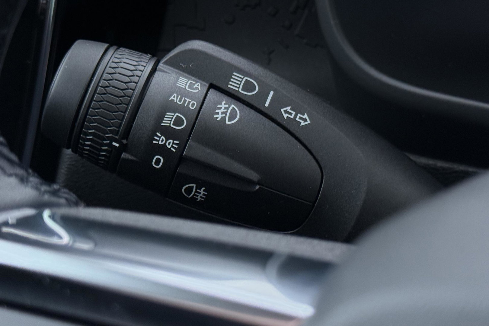 Volvo EX40 Twin Motor Plus Black Edition 82 kWh | 409 PK! | AWD | 360° Camera | Harman/Kardon | Stoel+Stuurverwarming | ACC