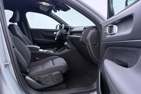 Volvo EX40 Twin Motor Plus Black Edition 82 kWh | 409 PK! | AWD | 360° Camera | Harman/Kardon | Stoel+Stuurverwarming | ACC