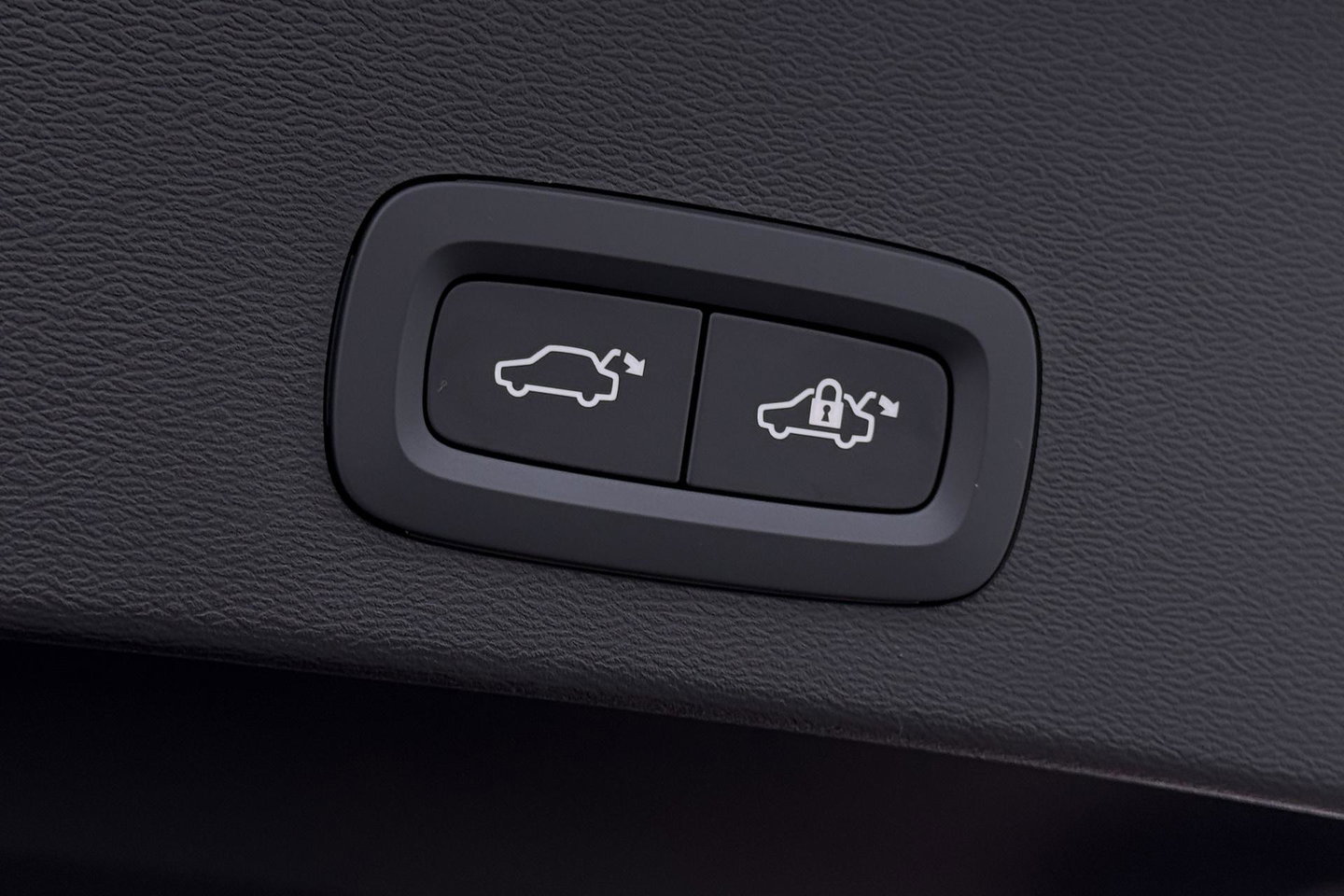 Volvo EX40 Twin Motor Plus Black Edition 82 kWh | 409 PK! | AWD | 360° Camera | Harman/Kardon | Stoel+Stuurverwarming | ACC