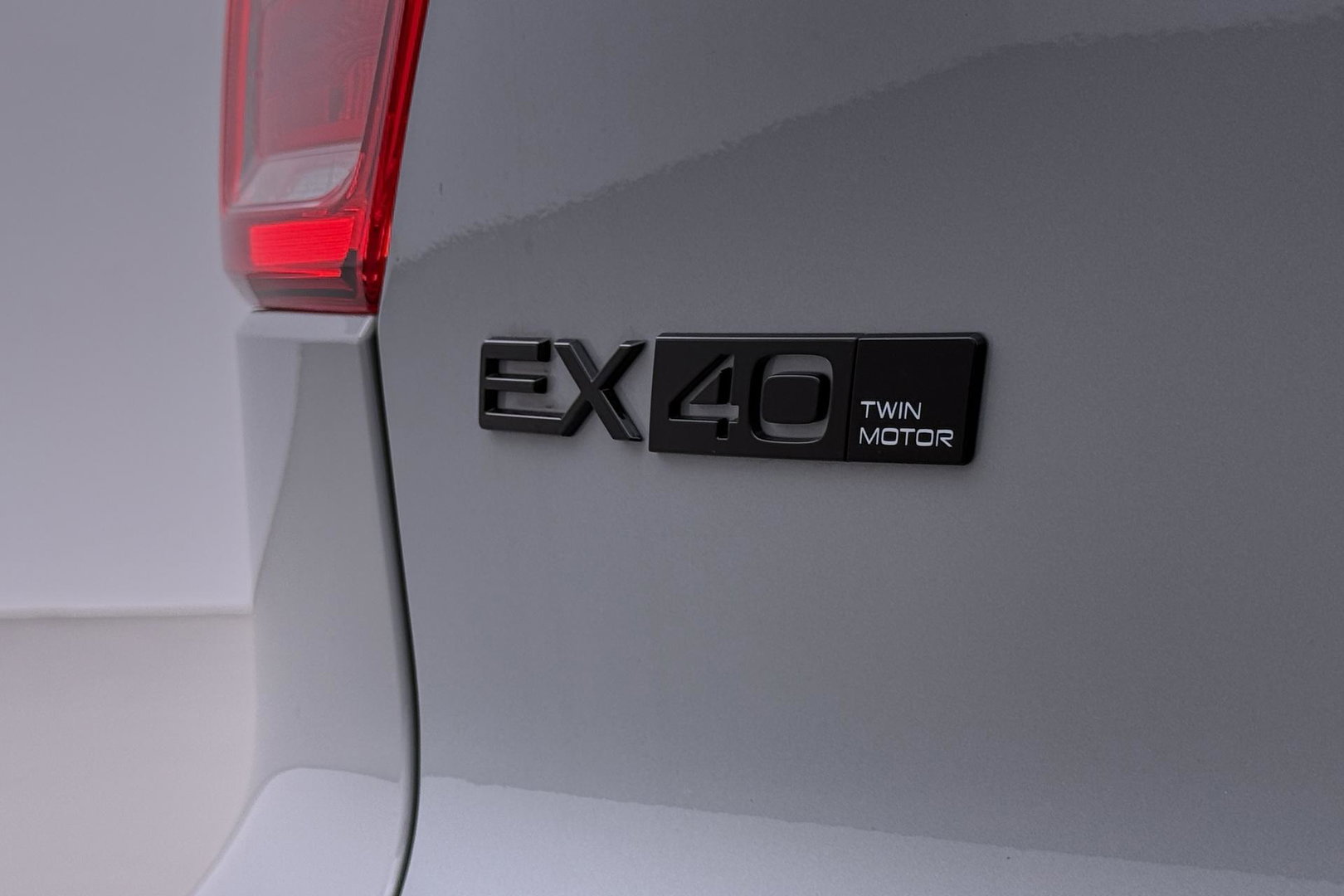 Volvo EX40 Twin Motor Plus Black Edition 82 kWh | 409 PK! | AWD | 360° Camera | Harman/Kardon | Stoel+Stuurverwarming | ACC