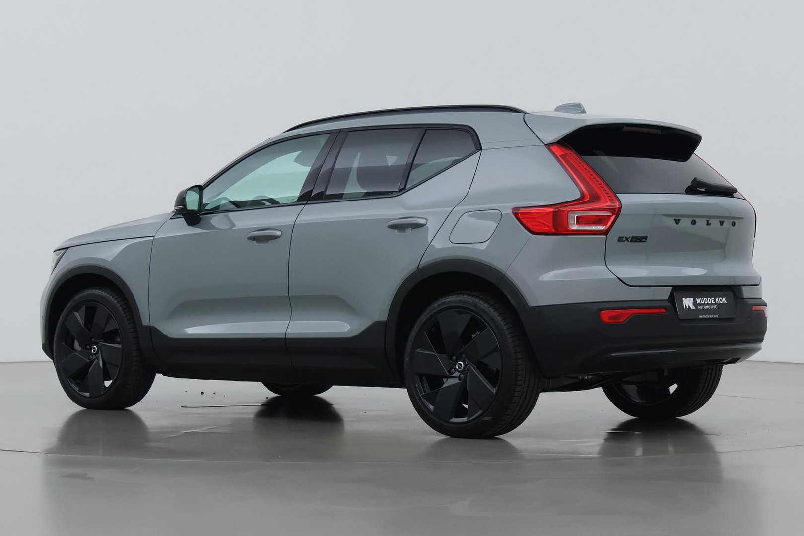 Volvo EX40 Twin Motor Plus Black Edition 82 kWh | 409 PK! | AWD | 360° Camera | Harman/Kardon | Stoel+Stuurverwarming | ACC