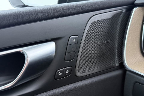 Volvo XC60 T8 Plug-in hybrid Plus Dark | ACC | Harman/Kardon | Panoramadak | Head-Up | Memory | Stoelventilatie