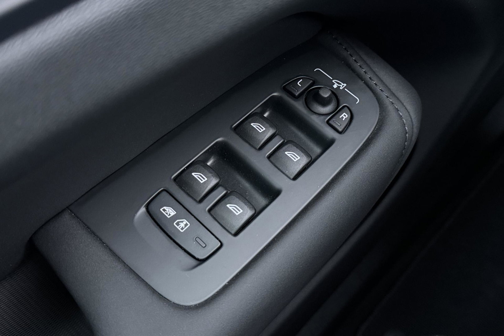 Volvo XC60 T8 Plug-in hybrid Plus Dark | ACC | Harman/Kardon | Panoramadak | Head-Up | Memory | Stoelventilatie