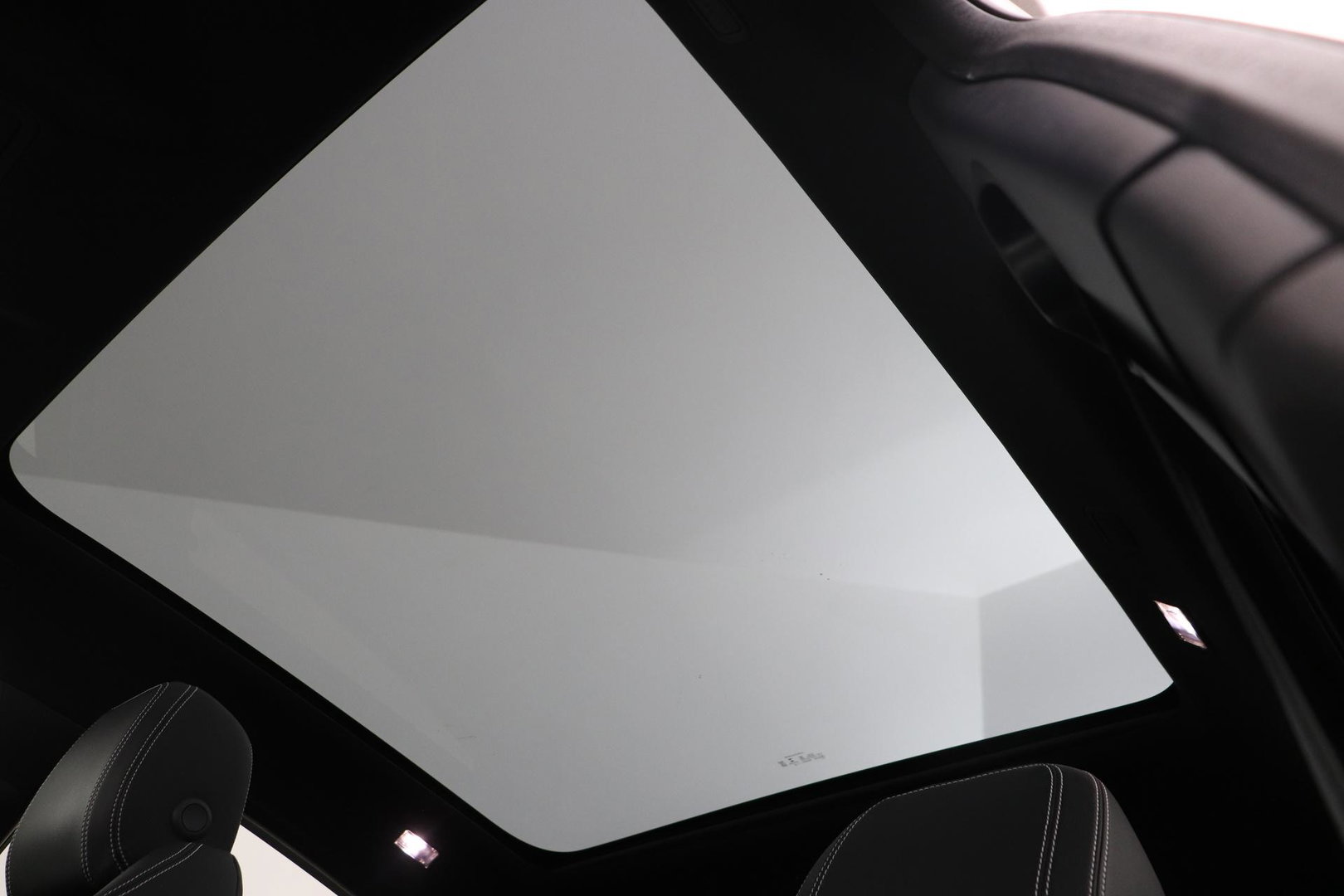 Jaguar E-PACE P300e R-Dynamic SE | Panoramadak | ACC | BLIS | Trekhaak | Getint Glas | Meridian Sound