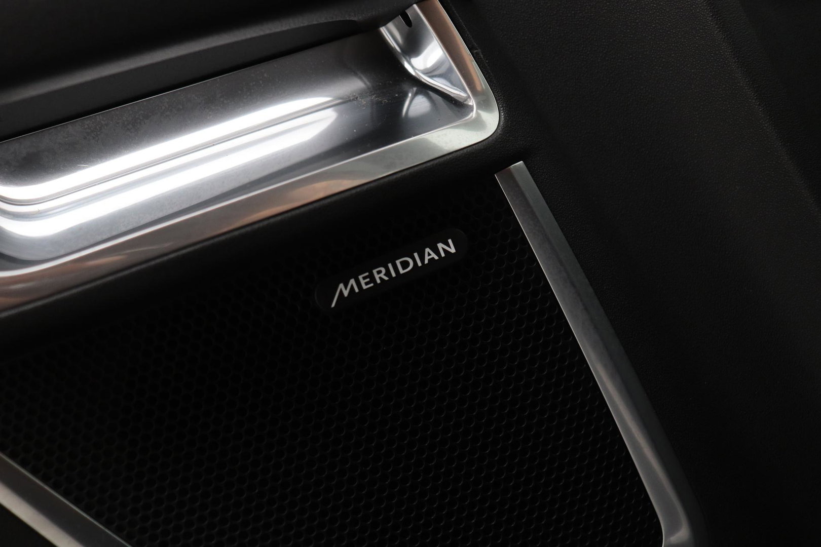 Jaguar E-PACE P300e R-Dynamic SE | Panoramadak | ACC | BLIS | Trekhaak | Getint Glas | Meridian Sound