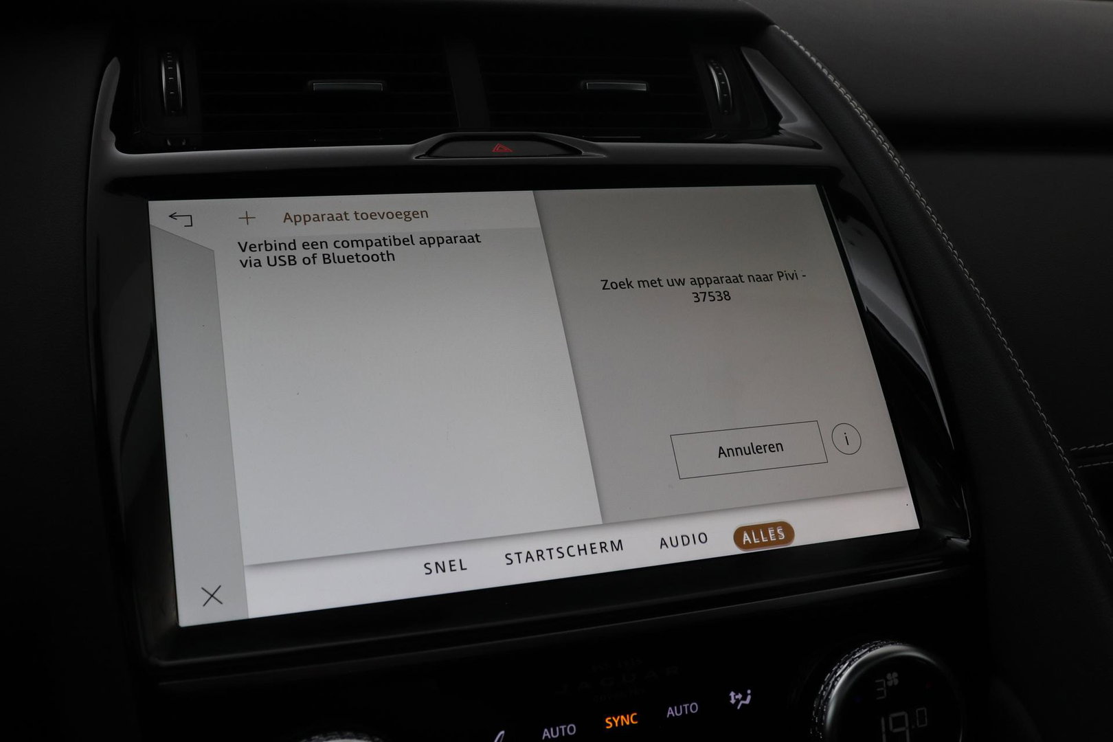 Jaguar E-PACE P300e R-Dynamic SE | Panoramadak | ACC | BLIS | Trekhaak | Getint Glas | Meridian Sound