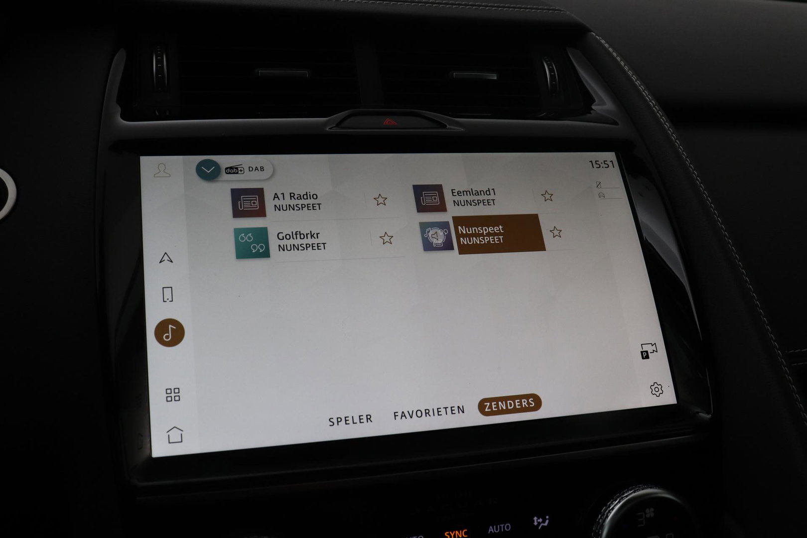 Jaguar E-PACE P300e R-Dynamic SE | Panoramadak | ACC | BLIS | Trekhaak | Getint Glas | Meridian Sound