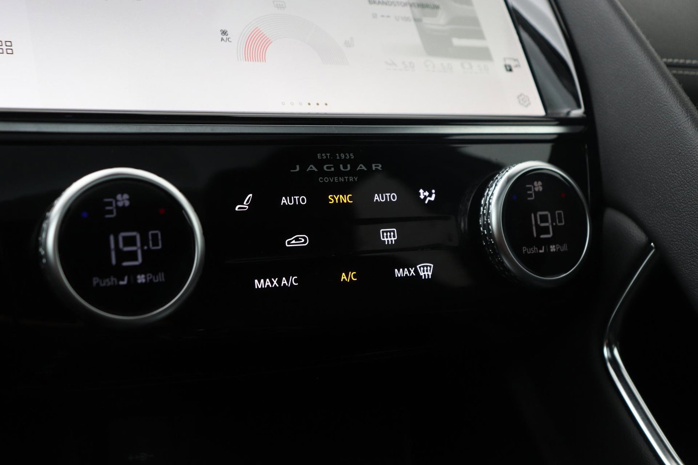 Jaguar E-PACE P300e R-Dynamic SE | Panoramadak | ACC | BLIS | Trekhaak | Getint Glas | Meridian Sound