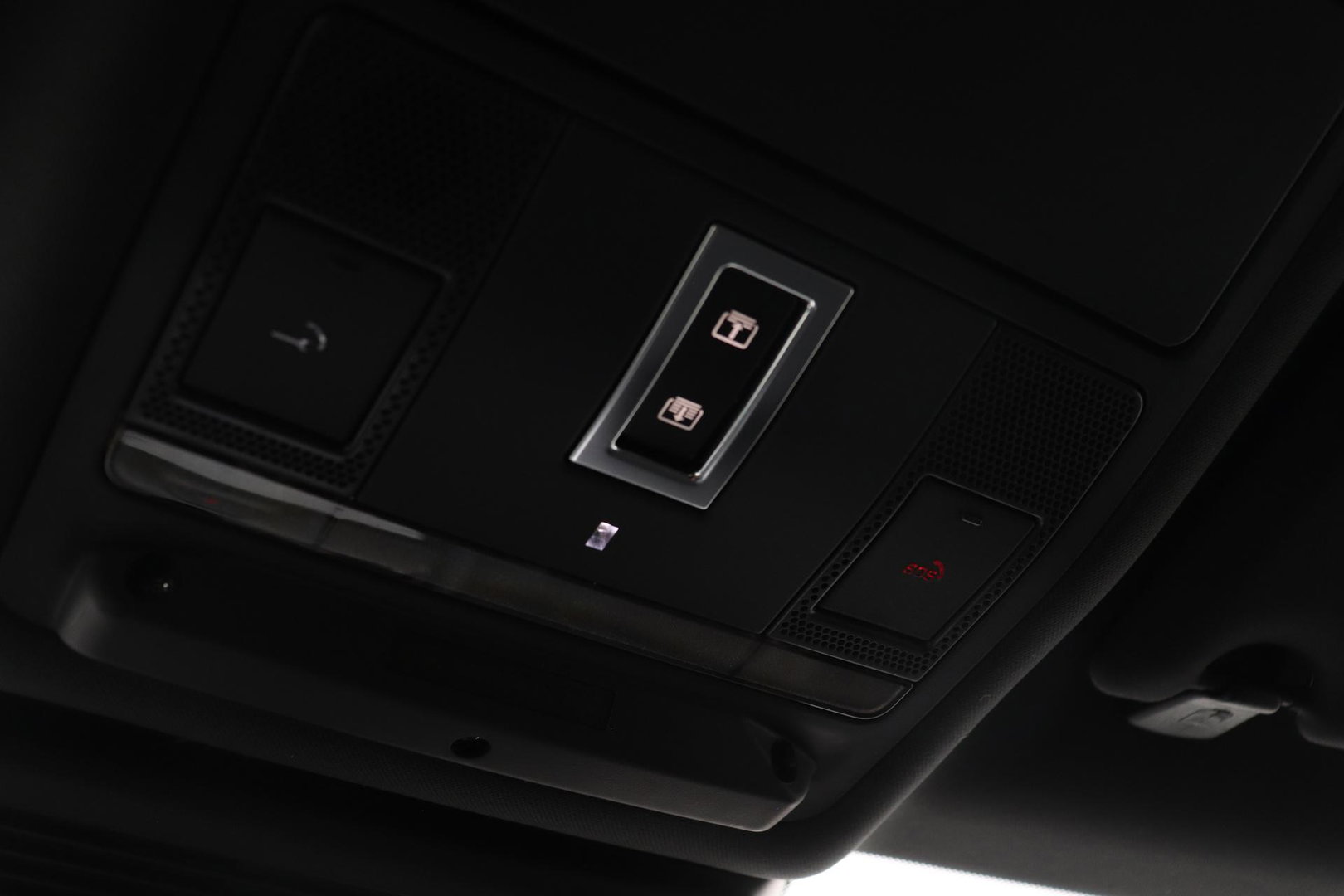 Jaguar E-PACE P300e R-Dynamic SE | Panoramadak | ACC | BLIS | Trekhaak | Getint Glas | Meridian Sound