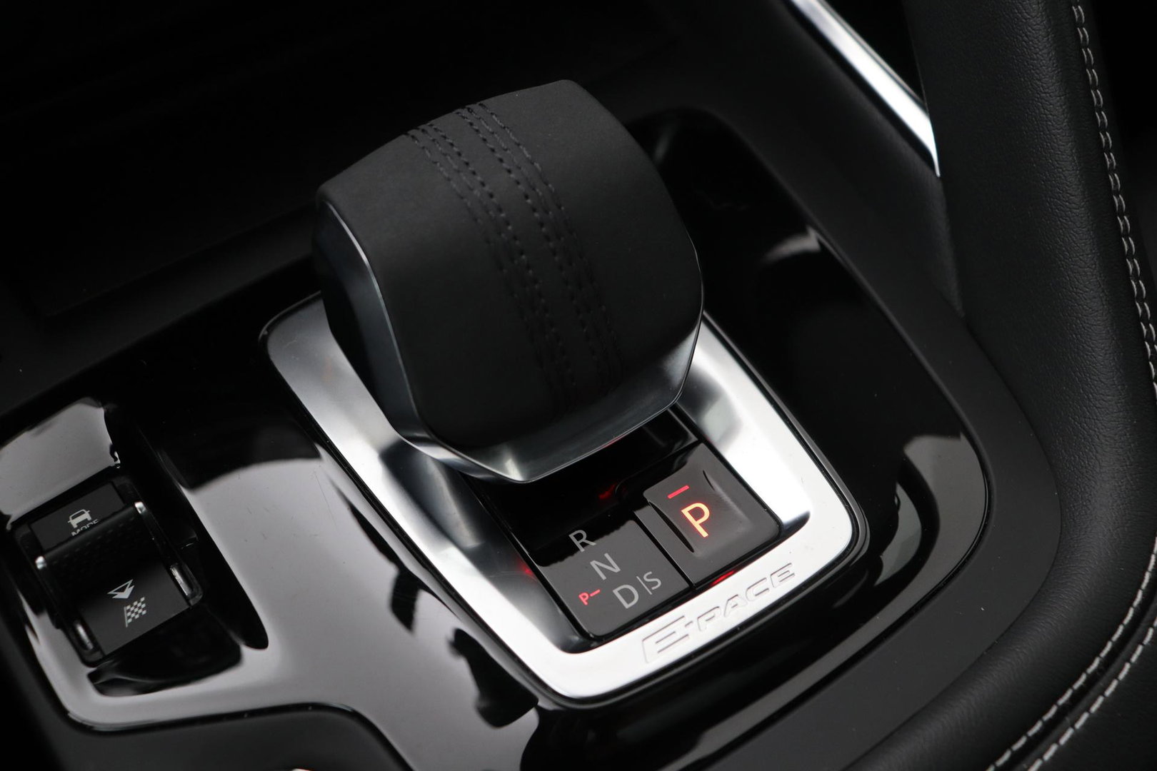 Jaguar E-PACE P300e R-Dynamic SE | Panoramadak | ACC | BLIS | Trekhaak | Getint Glas | Meridian Sound