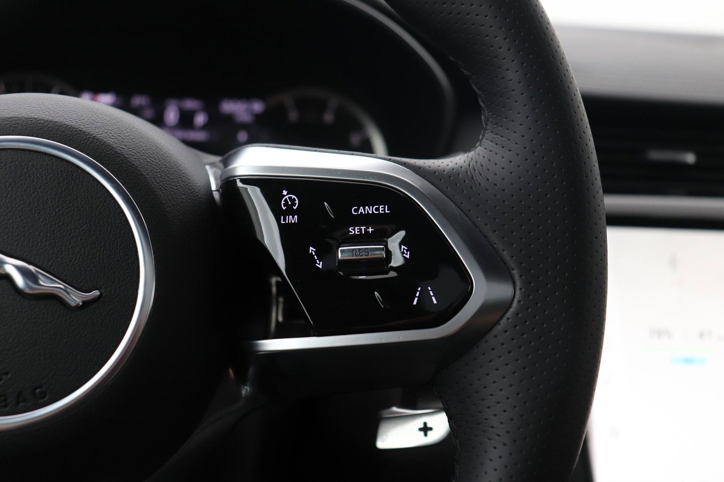 Jaguar E-PACE P300e R-Dynamic SE | Panoramadak | ACC | BLIS | Trekhaak | Getint Glas | Meridian Sound