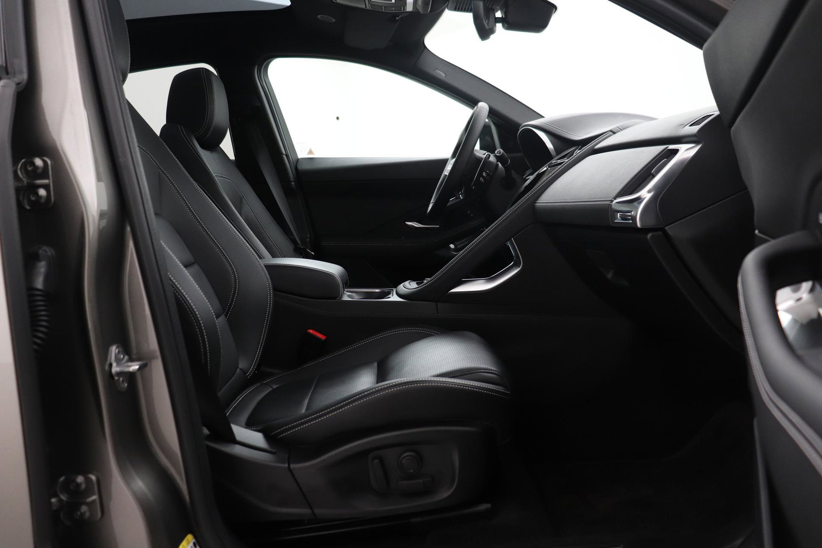 Jaguar E-PACE P300e R-Dynamic SE | Panoramadak | ACC | BLIS | Trekhaak | Getint Glas | Meridian Sound