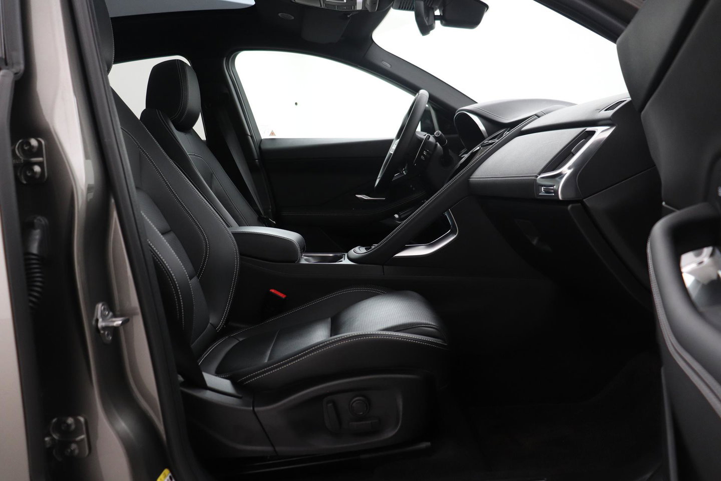Jaguar E-PACE P300e R-Dynamic SE | Panoramadak | ACC | BLIS | Trekhaak | Getint Glas | Meridian Sound