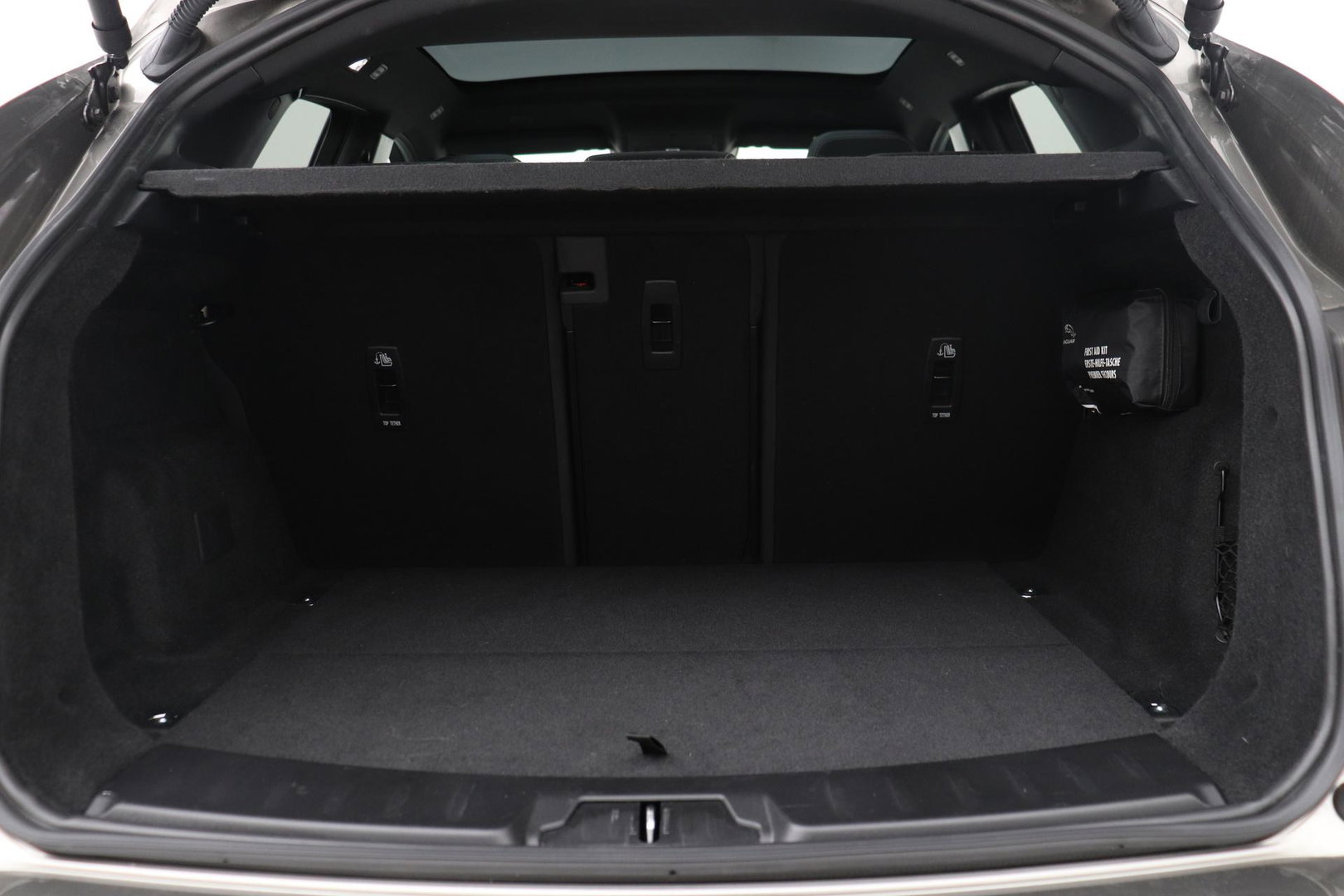 Jaguar E-PACE P300e R-Dynamic SE | Panoramadak | ACC | BLIS | Trekhaak | Getint Glas | Meridian Sound