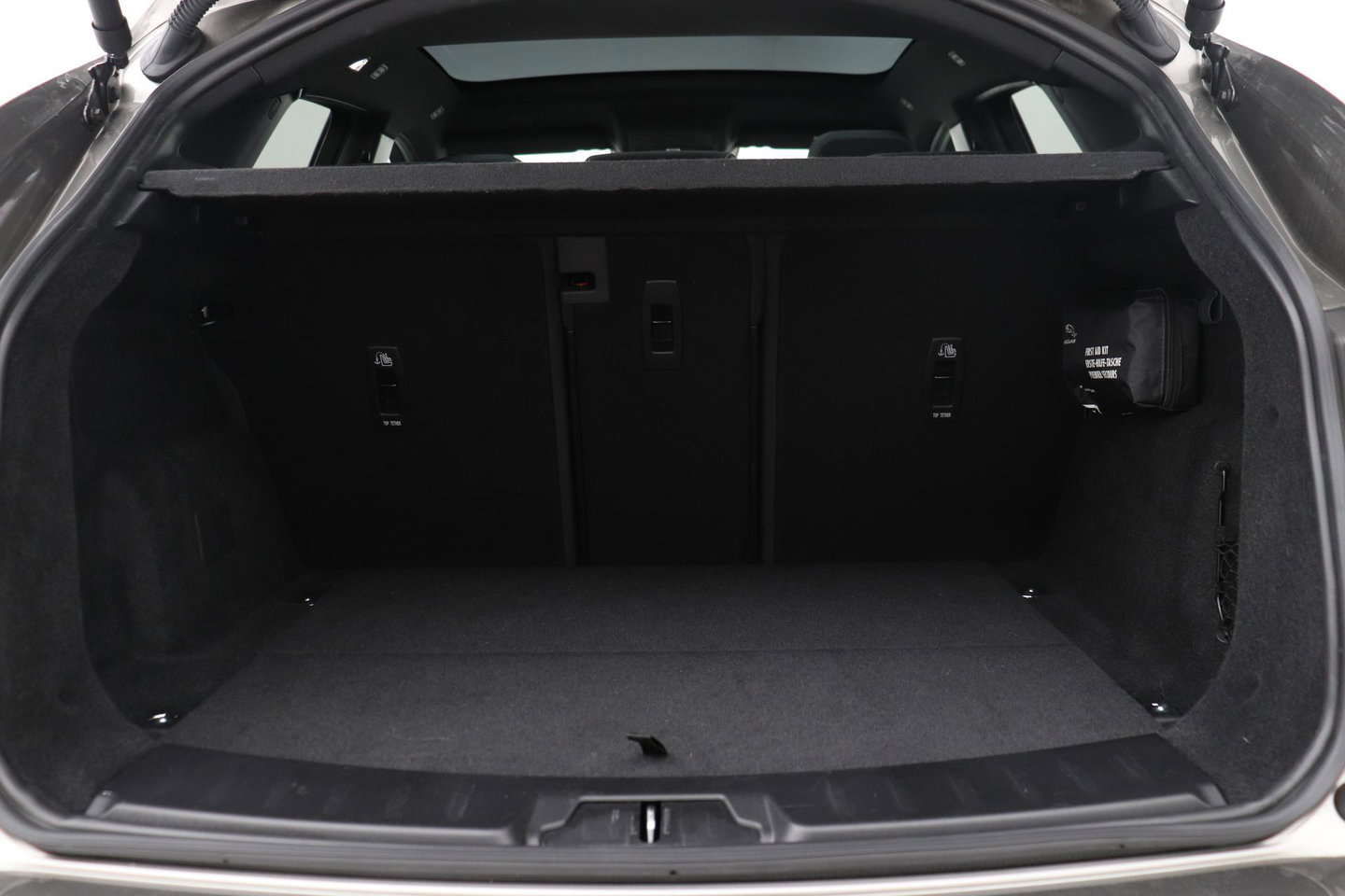 Jaguar E-PACE P300e R-Dynamic SE | Panoramadak | ACC | BLIS | Trekhaak | Getint Glas | Meridian Sound