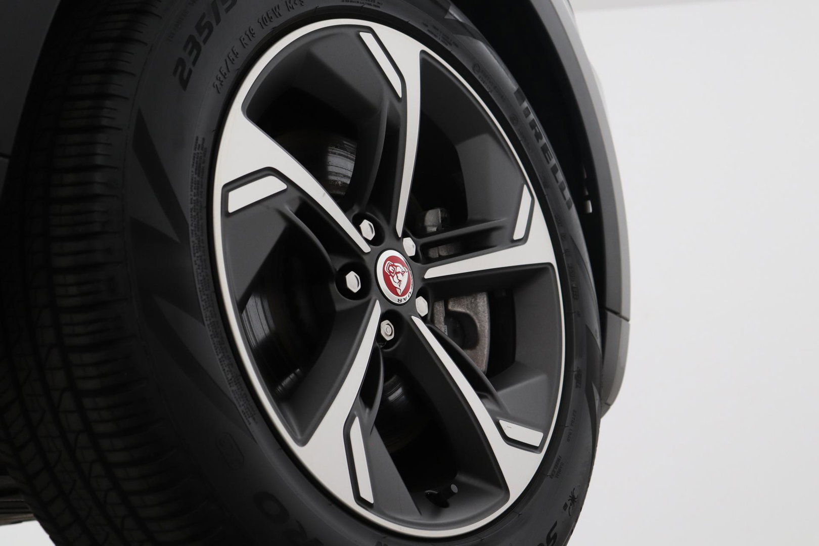 Jaguar E-PACE P300e R-Dynamic SE | Panoramadak | ACC | BLIS | Trekhaak | Getint Glas | Meridian Sound