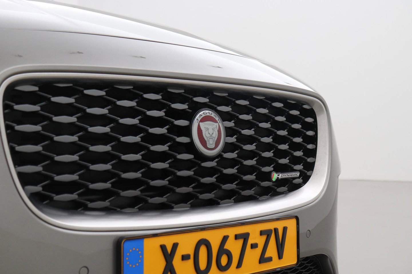 Jaguar E-PACE P300e R-Dynamic SE | Panoramadak | ACC | BLIS | Trekhaak | Getint Glas | Meridian Sound