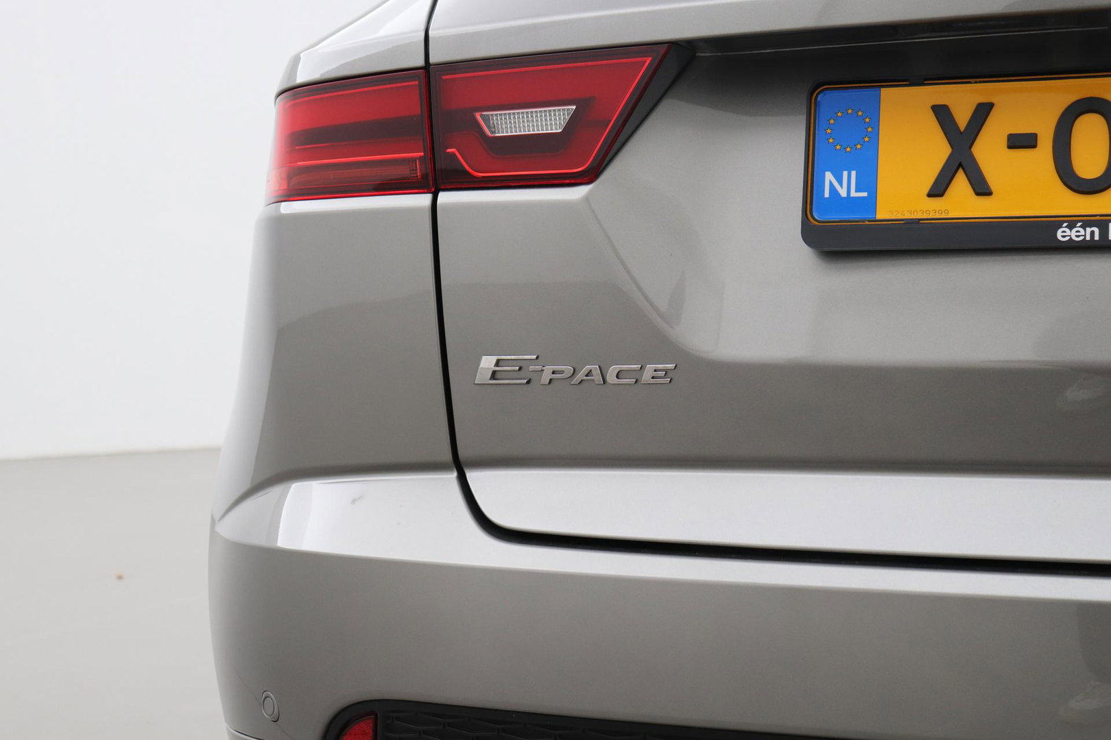 Jaguar E-PACE P300e R-Dynamic SE | Panoramadak | ACC | BLIS | Trekhaak | Getint Glas | Meridian Sound