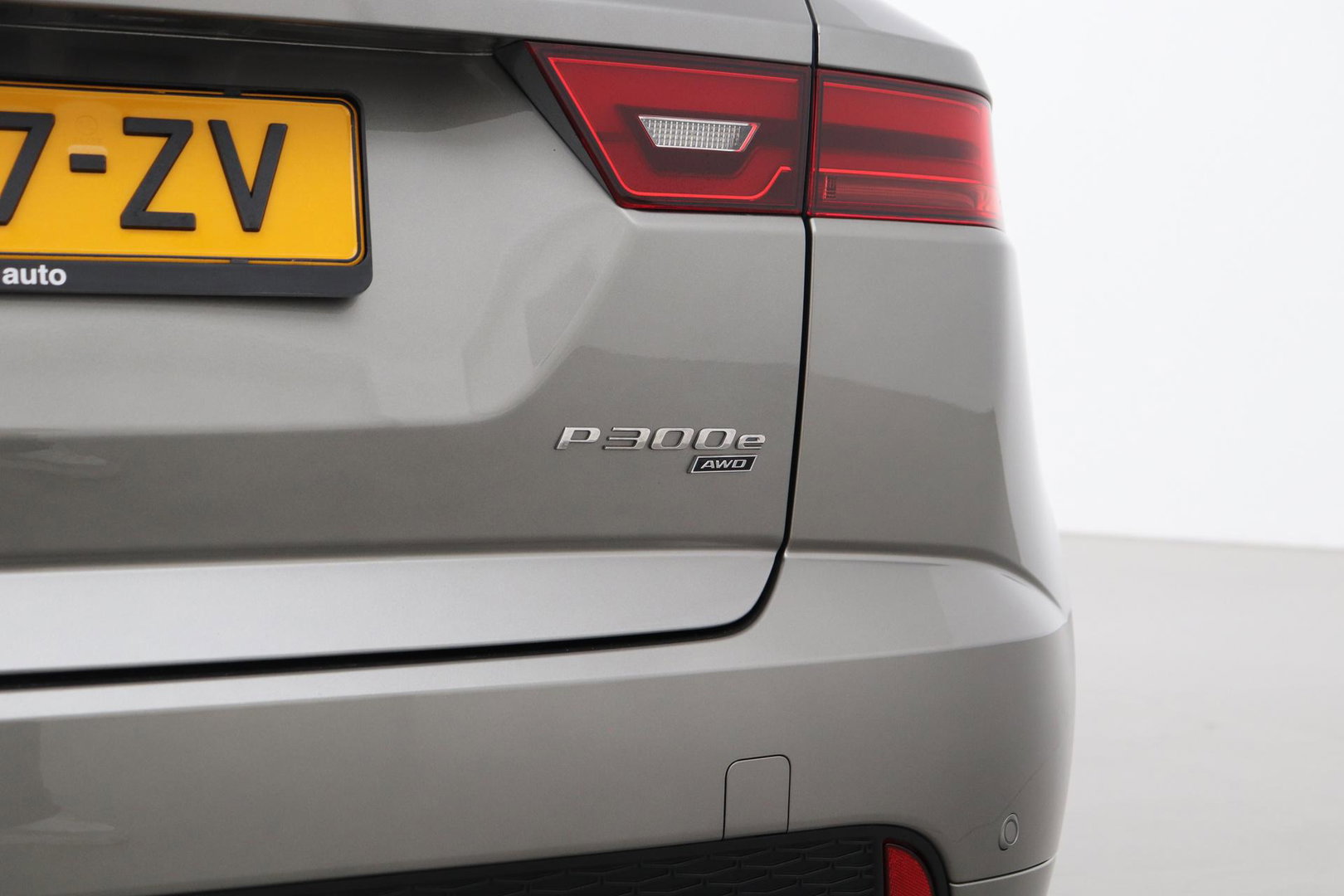 Jaguar E-PACE P300e R-Dynamic SE | Panoramadak | ACC | BLIS | Trekhaak | Getint Glas | Meridian Sound