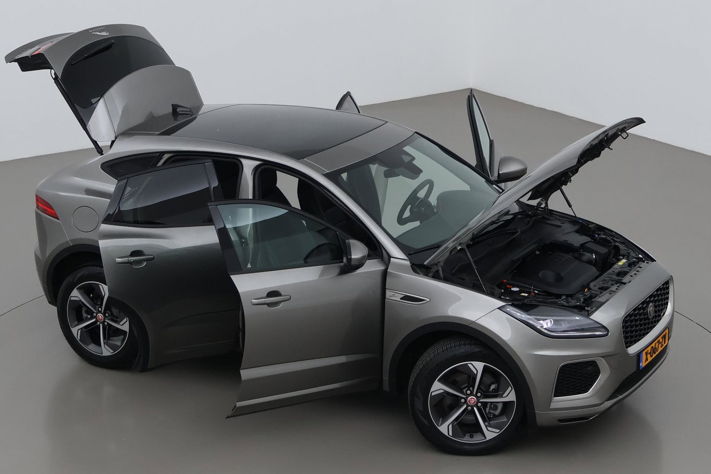 Jaguar E-PACE P300e R-Dynamic SE | Panoramadak | ACC | BLIS | Trekhaak | Getint Glas | Meridian Sound