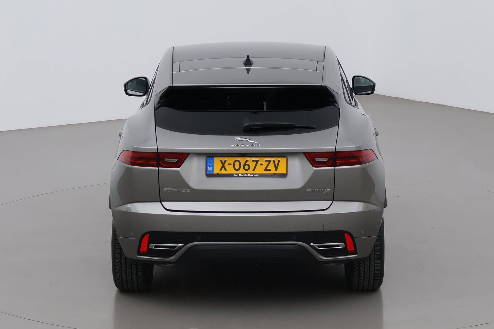 Jaguar E-PACE P300e R-Dynamic SE | Panoramadak | ACC | BLIS | Trekhaak | Getint Glas | Meridian Sound