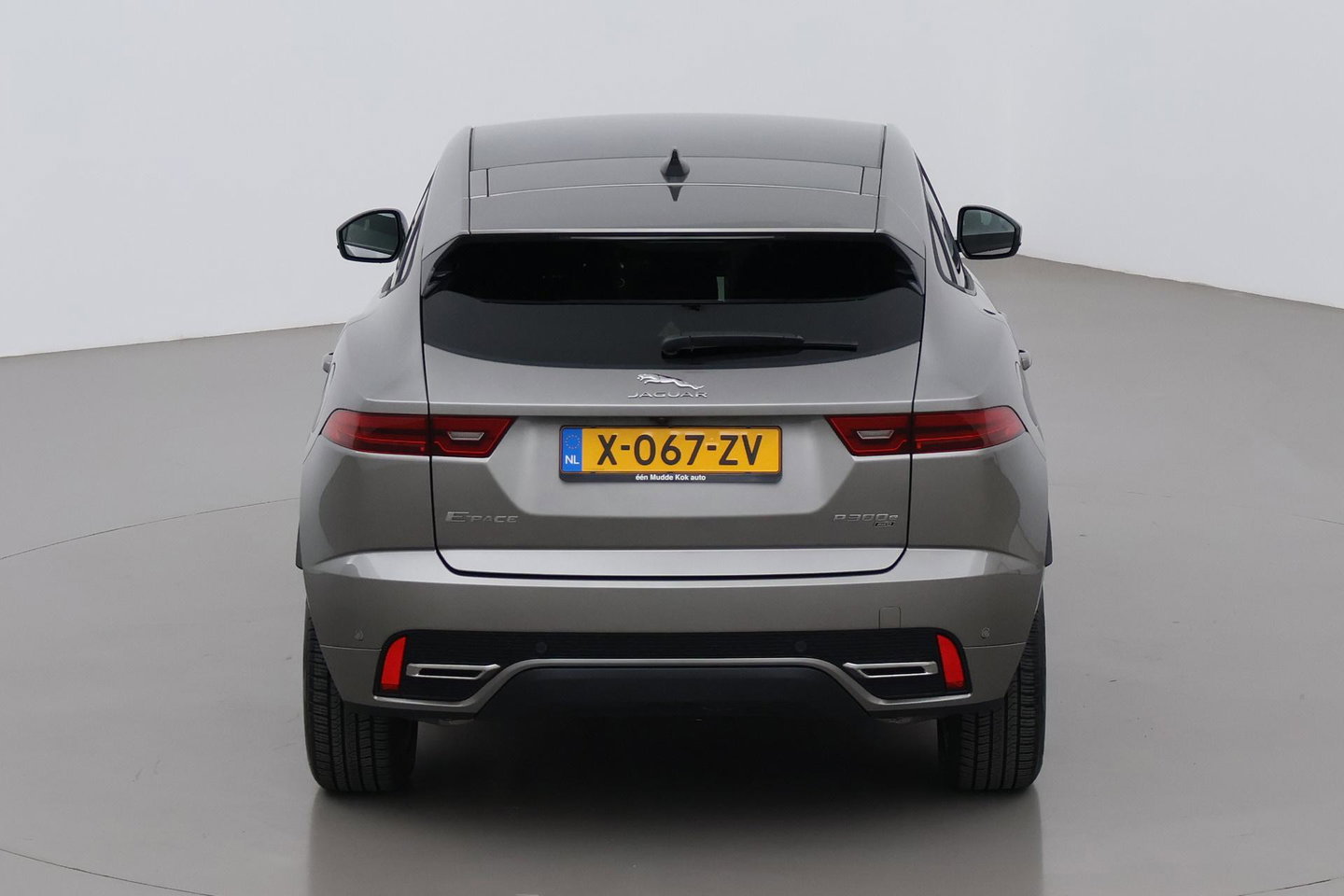 Jaguar E-PACE P300e R-Dynamic SE | Panoramadak | ACC | BLIS | Trekhaak | Getint Glas | Meridian Sound