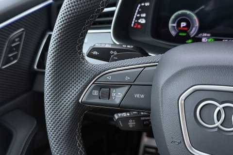 Audi Q8 60 TFSI e quattro Pro Line S Competition | Luchtvering | Trekhaak | Soft-Close | Panoramadak | B&O | 23 Inch