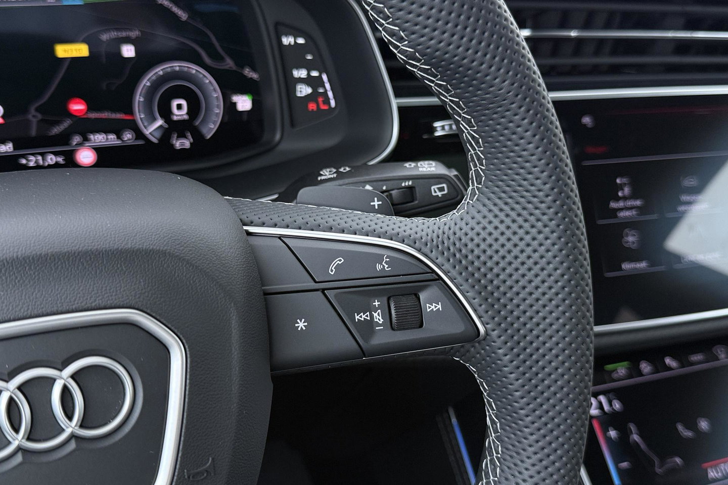 Audi Q8 60 TFSI e quattro Pro Line S Competition | Luchtvering | Trekhaak | Soft-Close | Panoramadak | B&O | 23 Inch