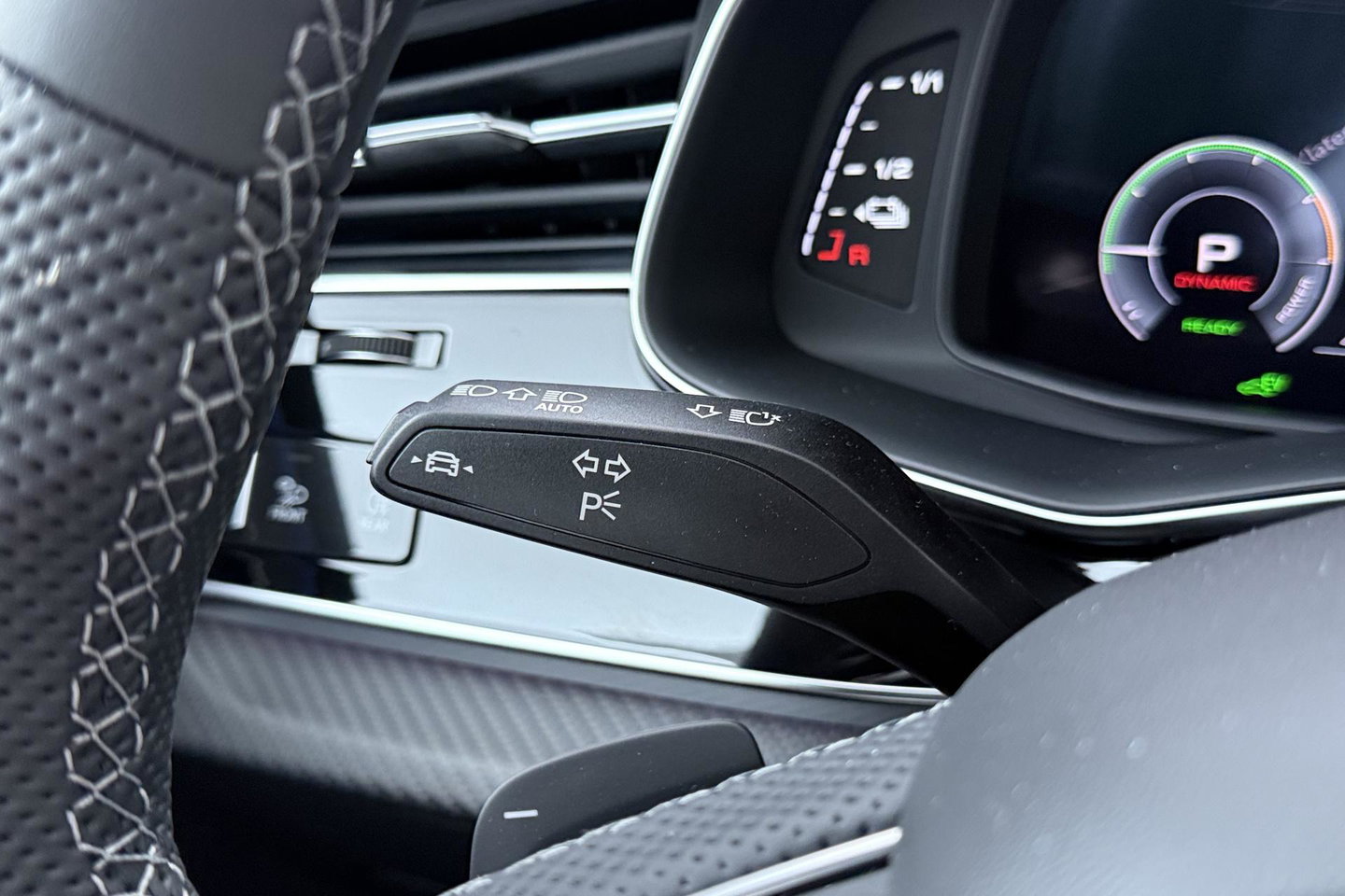 Audi Q8 60 TFSI e quattro Pro Line S Competition | Luchtvering | Trekhaak | Soft-Close | Panoramadak | B&O | 23 Inch