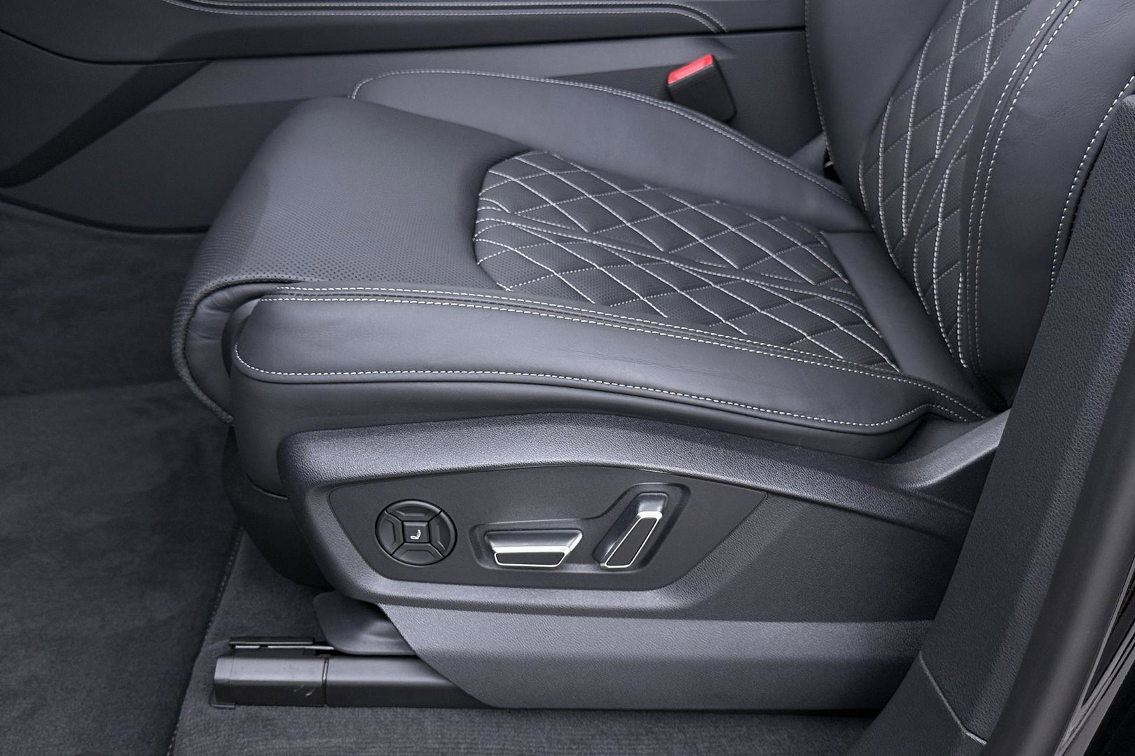 Audi Q8 60 TFSI e quattro Pro Line S Competition | Luchtvering | Trekhaak | Soft-Close | Panoramadak | B&O | 23 Inch
