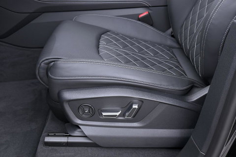 Audi Q8 60 TFSI e quattro Pro Line S Competition | Luchtvering | Trekhaak | Soft-Close | Panoramadak | B&O | 23 Inch