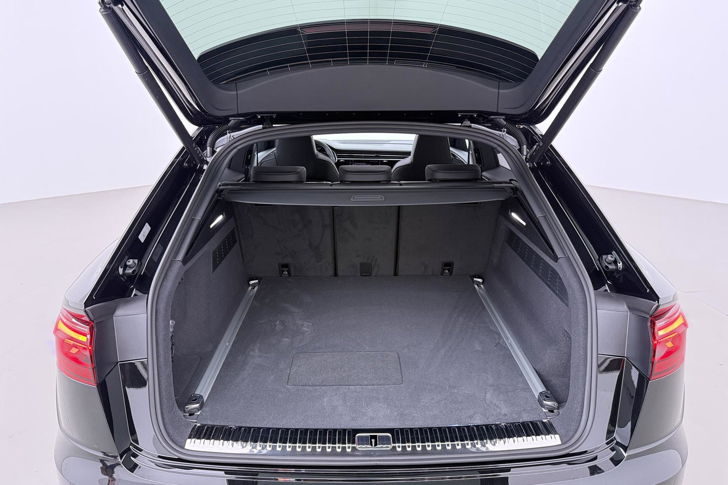 Audi Q8 60 TFSI e quattro Pro Line S Competition | Luchtvering | Trekhaak | Soft-Close | Panoramadak | B&O | 23 Inch