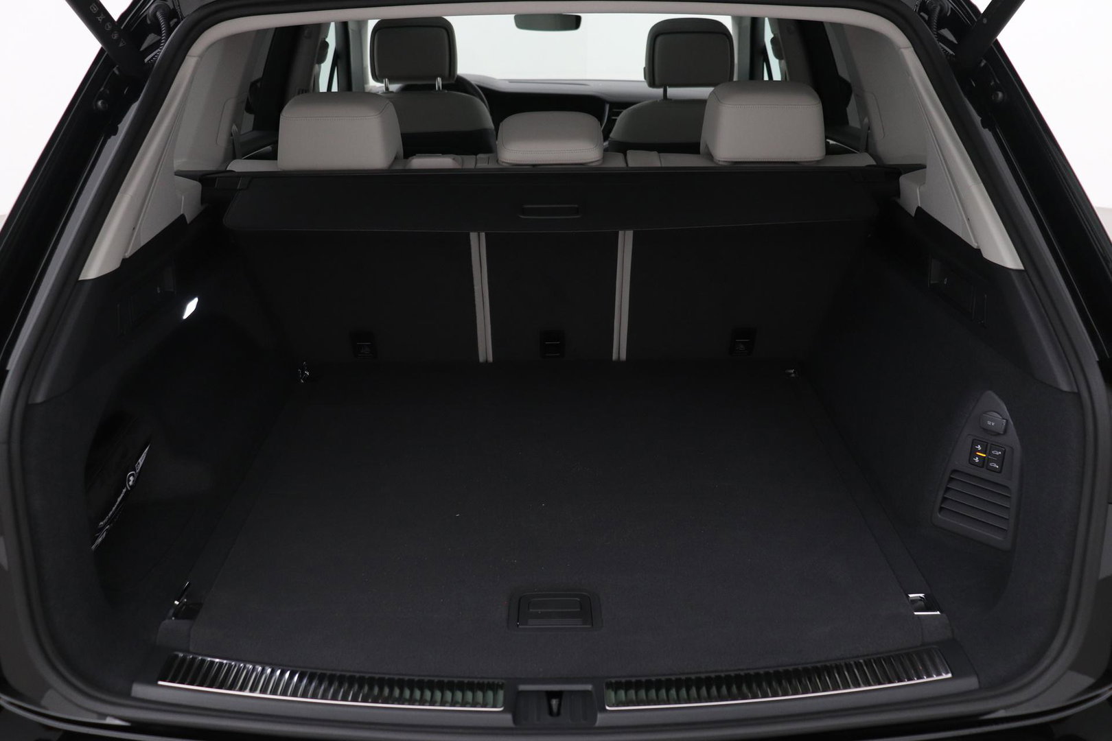 Volkswagen Touareg 3.0 TSi eHybrid 4MOTION Elegance | Luchtvering | Trekhaak | Panoramadak | Head-Up | Massage+Ventilatie | 360 Camera